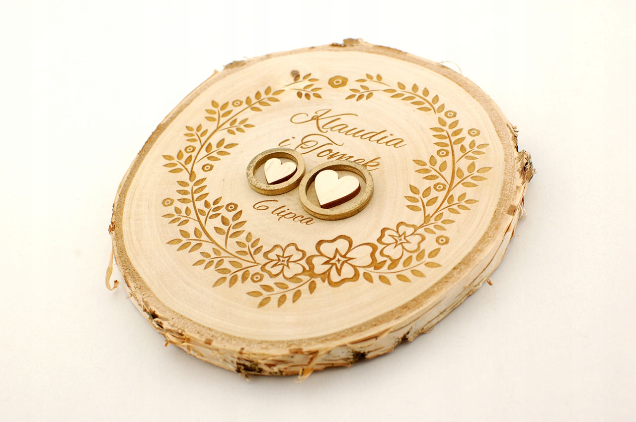 Drewniana podstawka na obrączki z grawerem