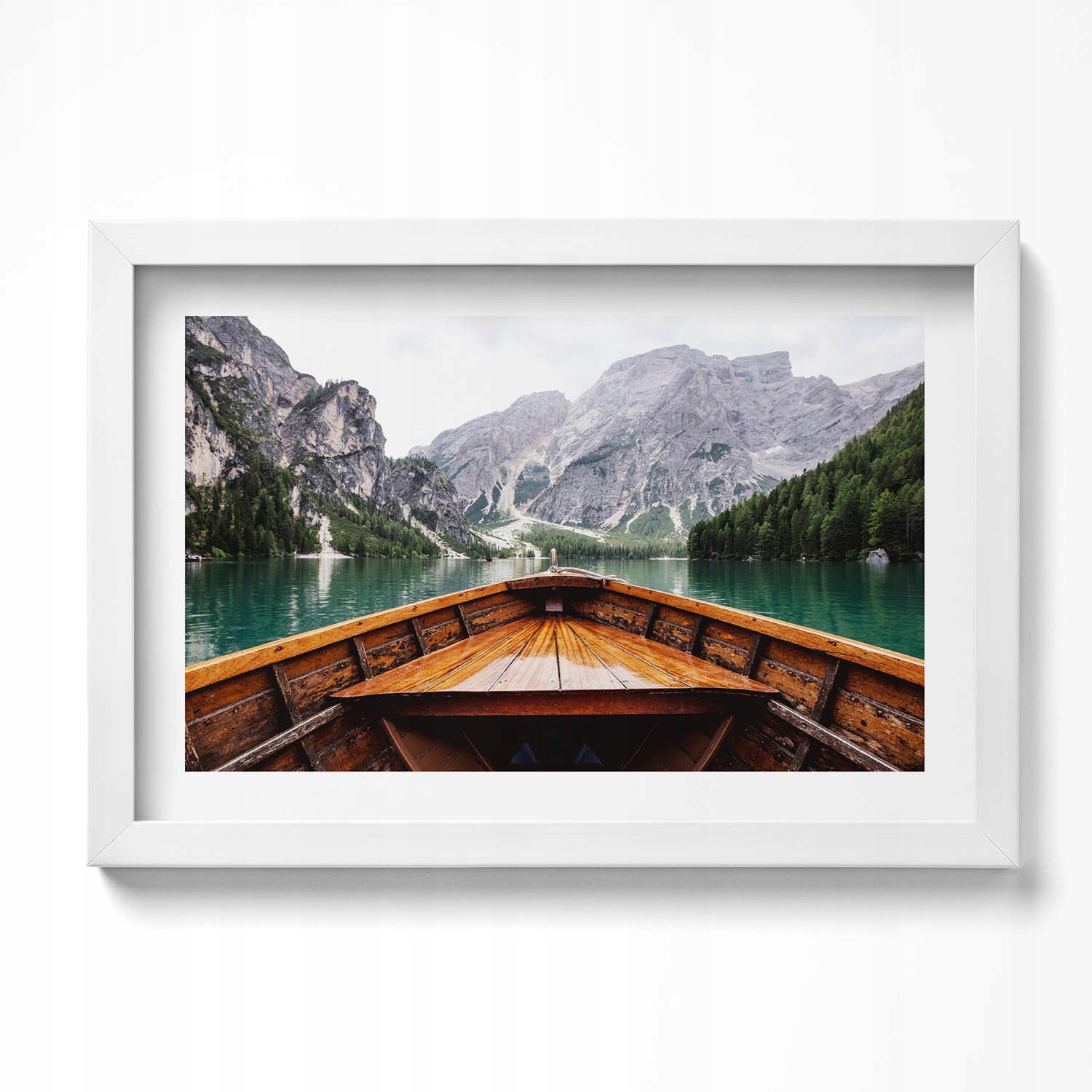 Elegantní obraz v bílém rámu Loďka na horském jezeře 30x20 cm