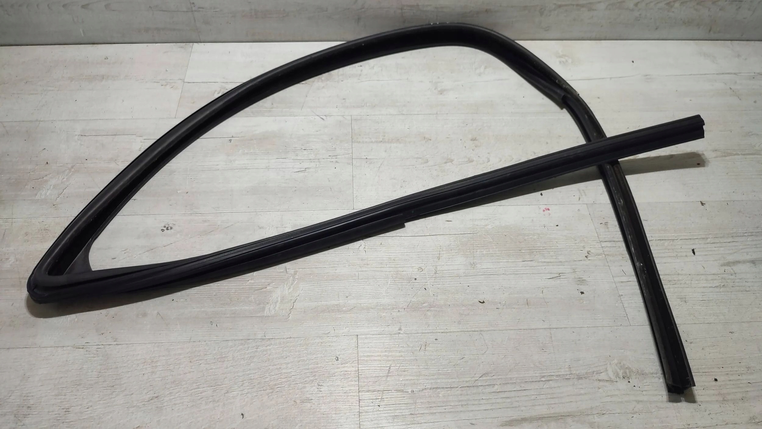 Dacia Duster and 16r 1.6b front side right gasket windows door