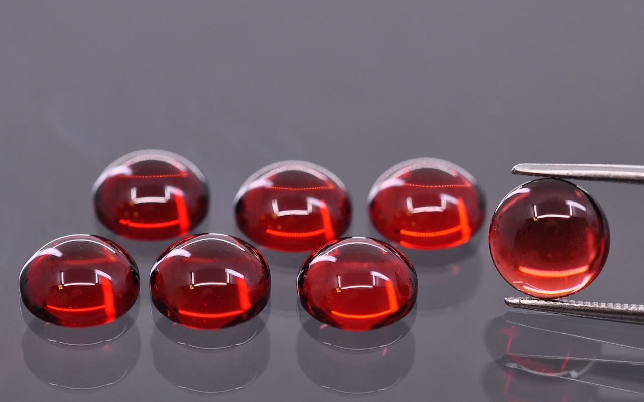 Granátové jablko Almandyn Aa kulatý kabošon fi 8 mm