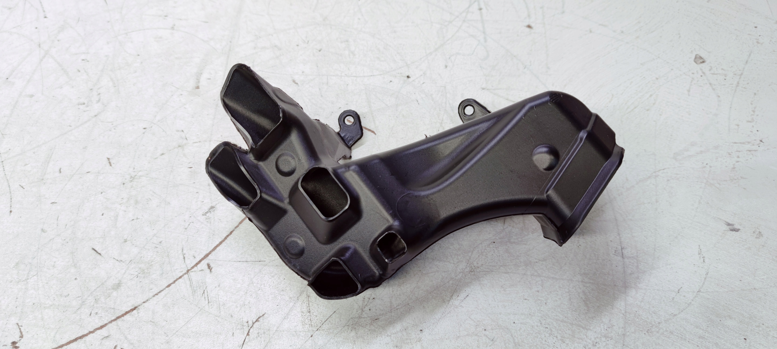 drain POWIETRZNY TUNEL left AUDI A4 B9 8W1819151