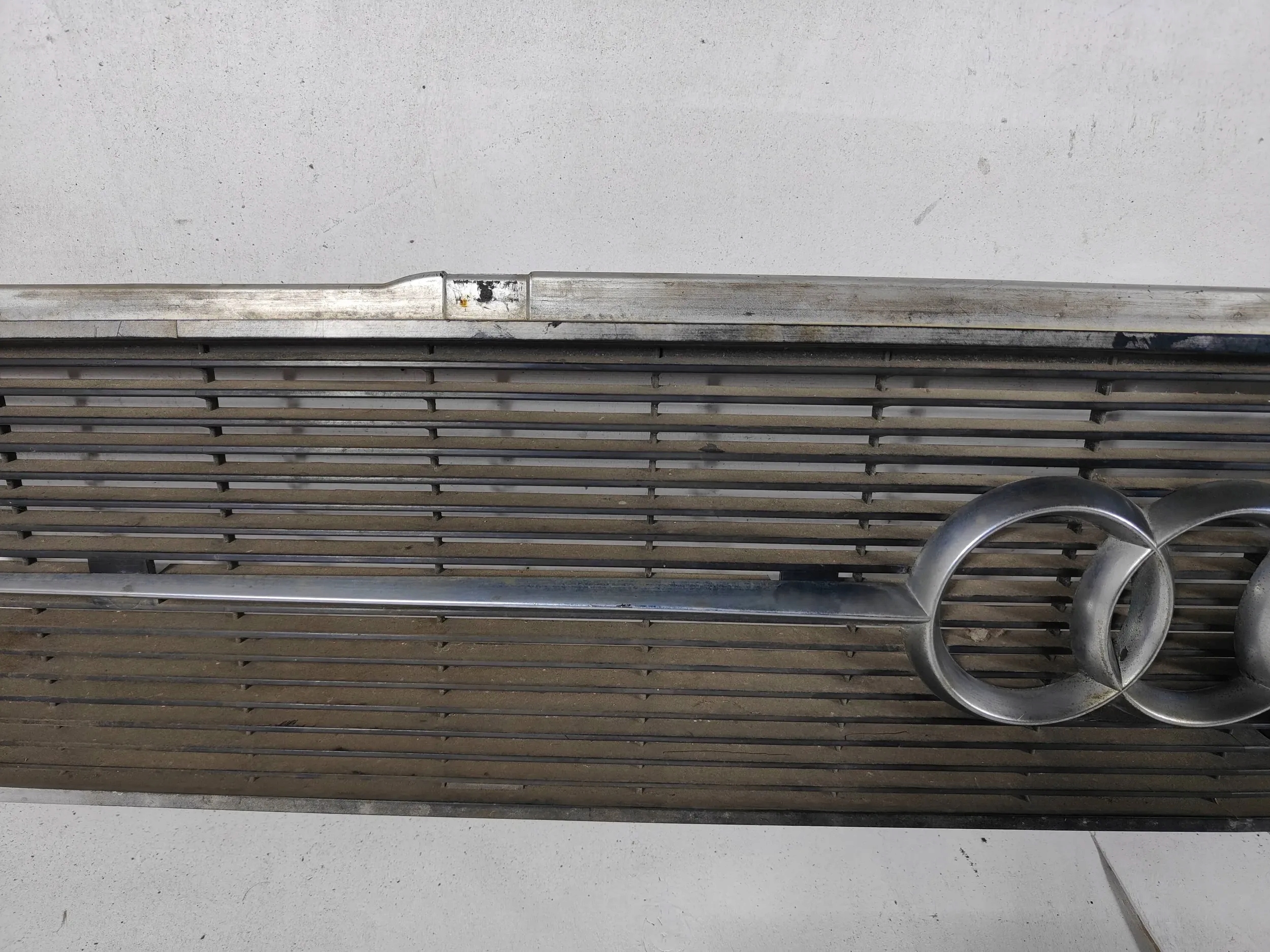 Audi 80 B1 1972- Grill Atrapa Chłodnicy Oryginał Rarytas Pojedyncza Lampa Producent części Audi OE