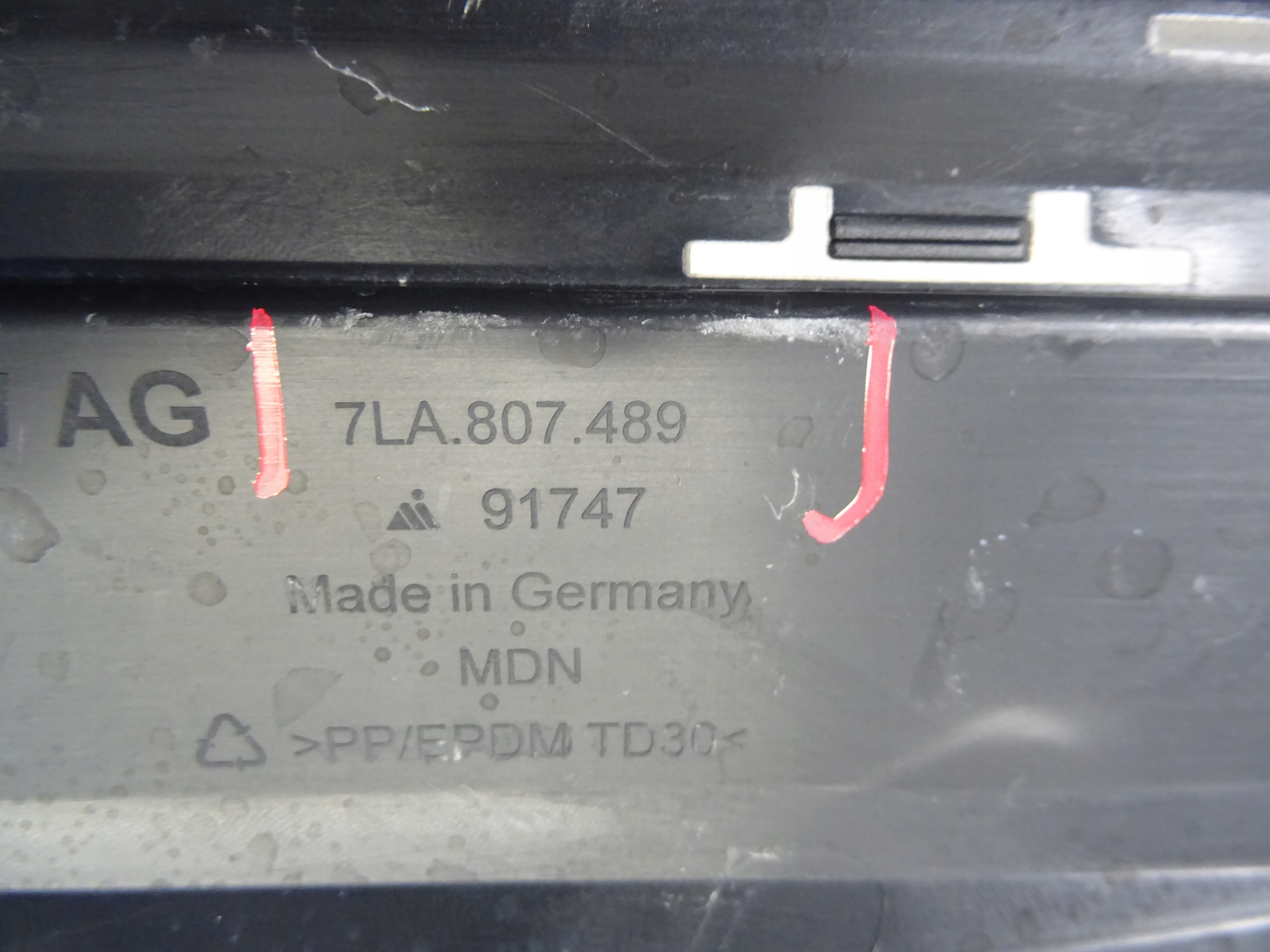 grid of a bumper front front left VW TRANSPORTER T6 7LA807489
