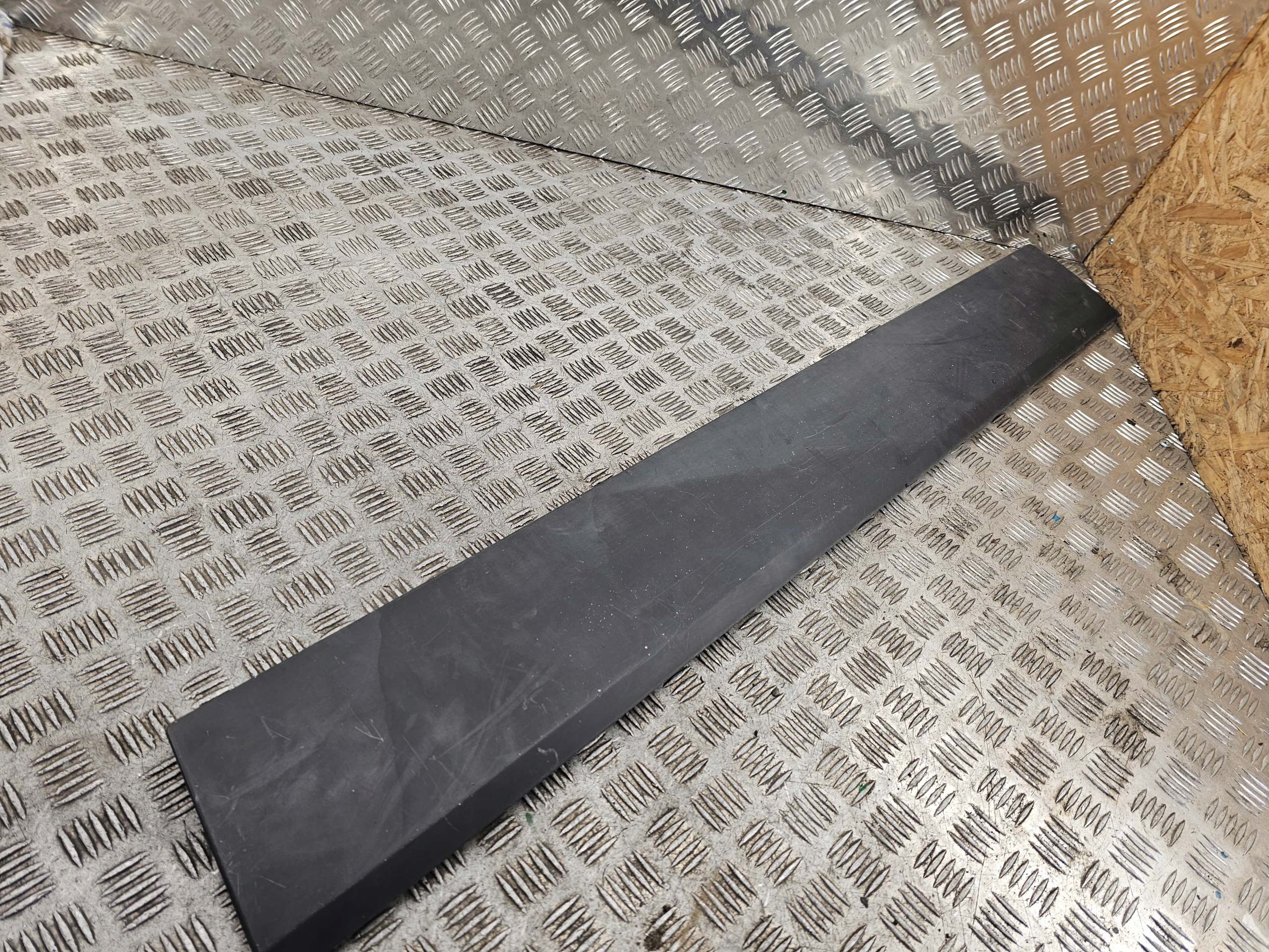 moulding side left RENAULT TRAFIC III 768556674R