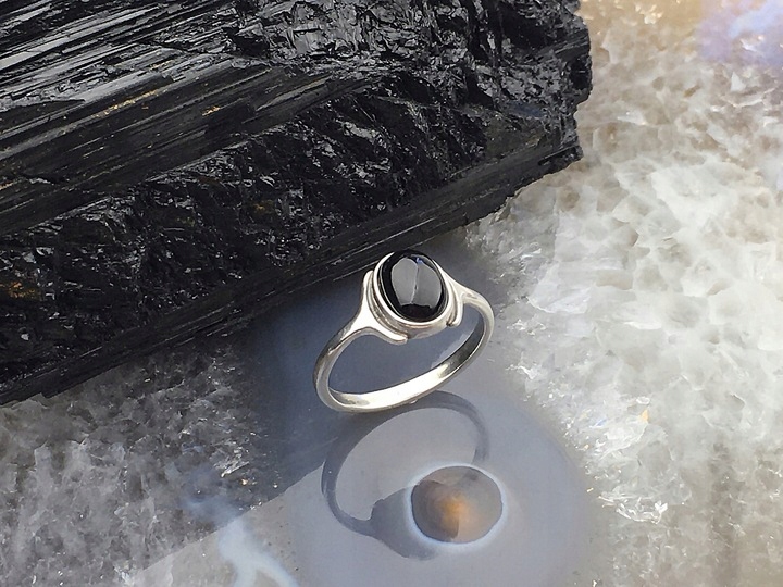 srebrny pierścionek z turmalinem pr. 925 rozmiary czarne oczko