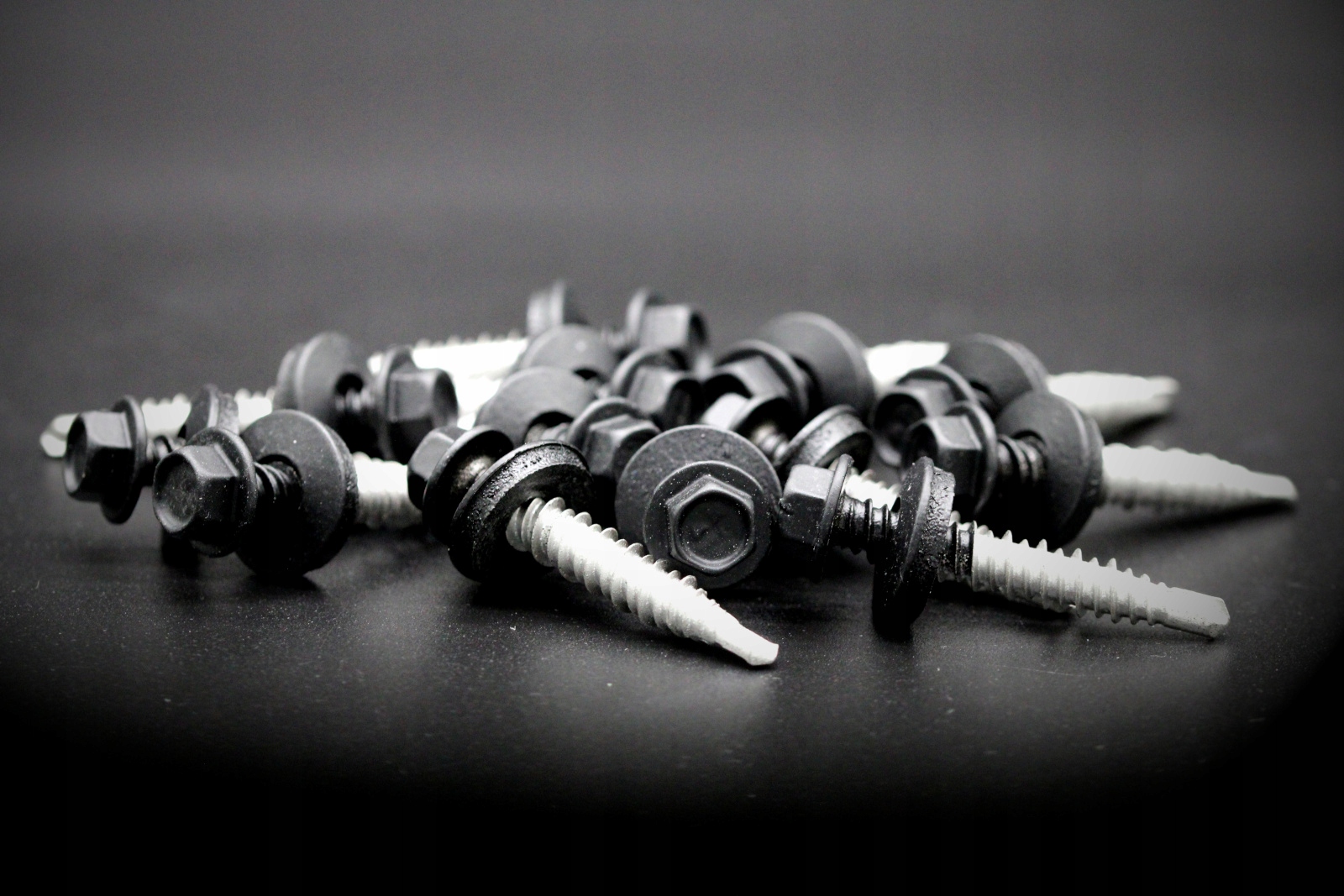 Wkręty farmerskie samowiercące do drewna 4,8x80 mm RAL 7016 Kod producenta FS\4,8X80\MC\ZN20\14AL\RAL7016