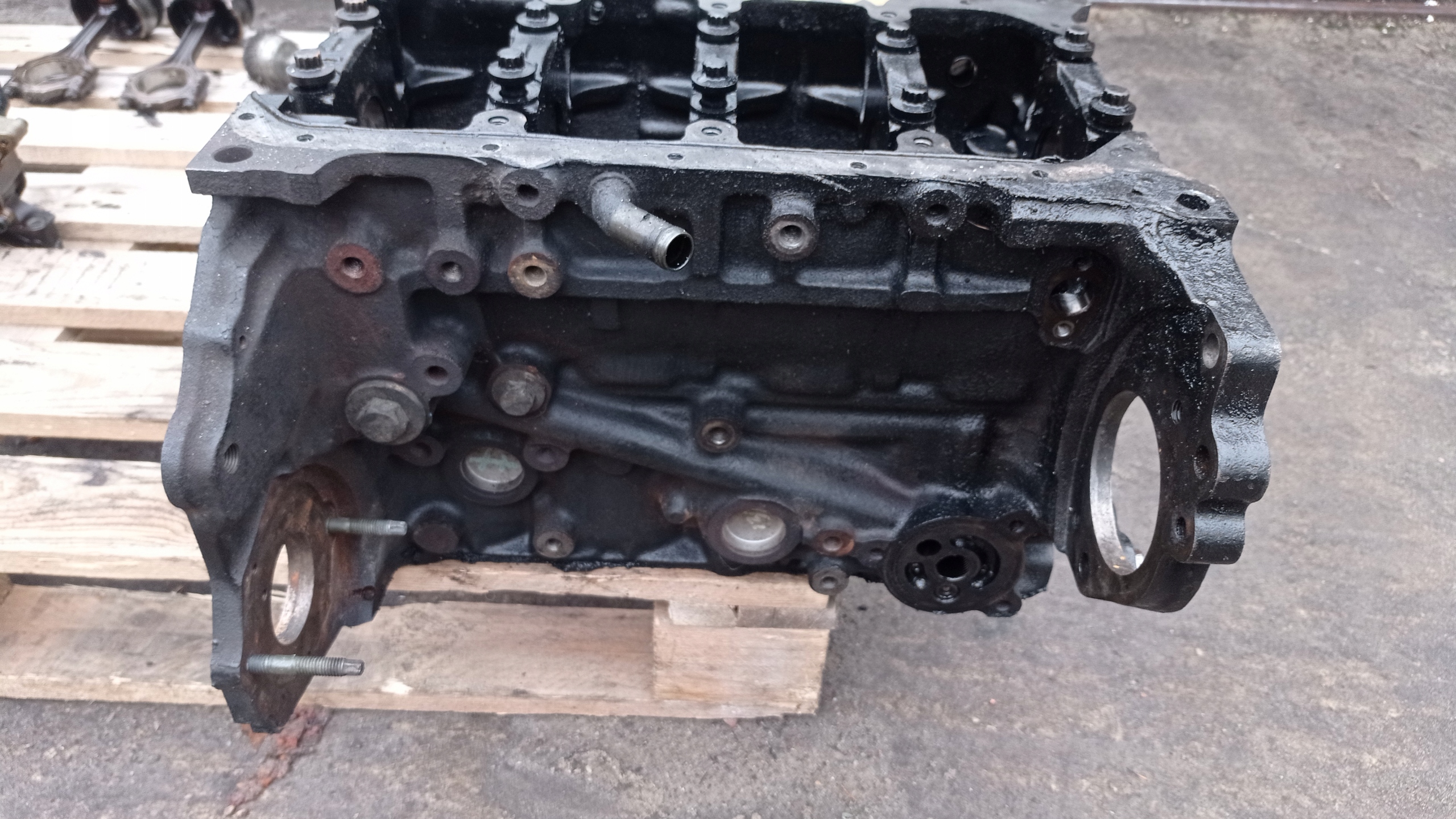 BLOK MOTORU DOL AUDI CAX Z STOPAMI vačky 03C021