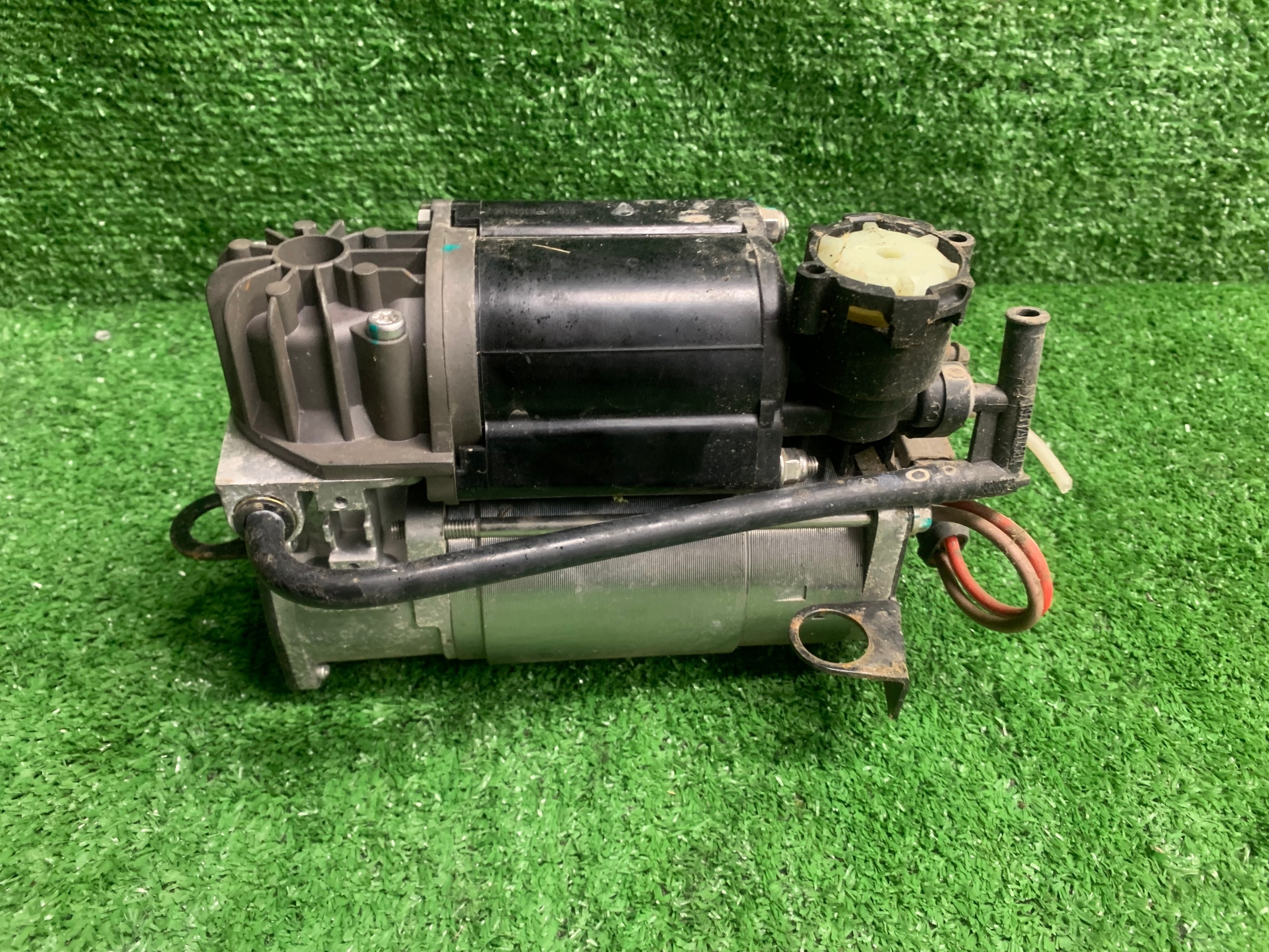 MERCEDES E W211 pump compressor; springing AIRMATIC 2113200304 as new