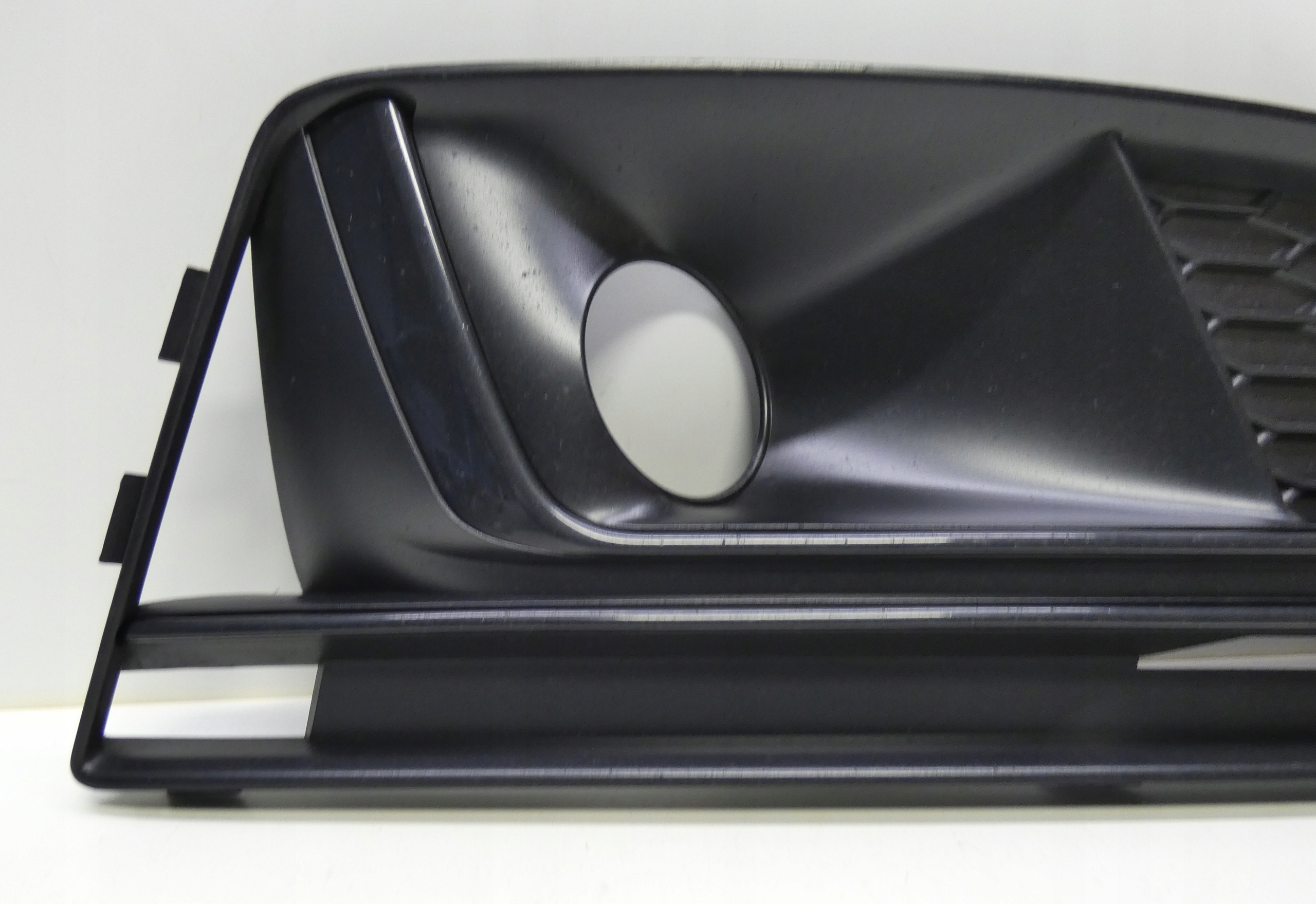 AUDI A4 B9 S-LINE 8W0807682G 2015-2019 right grid of a bumper front