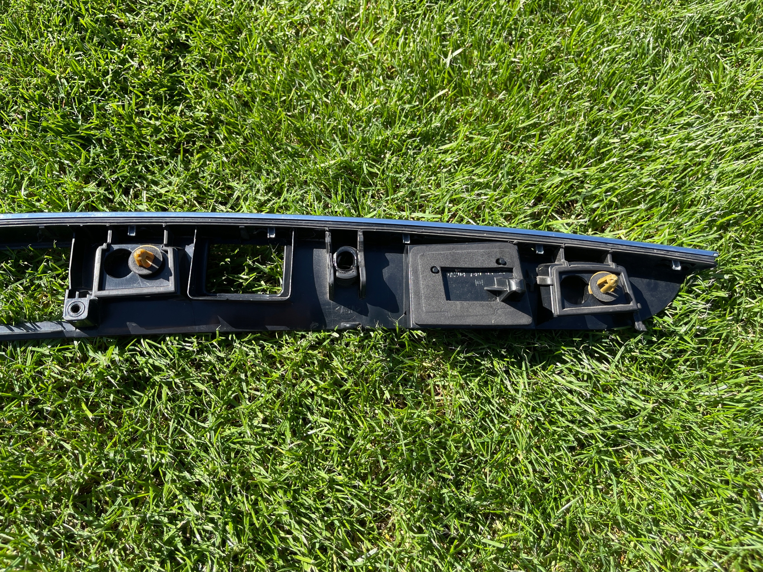 MERCEDES W204 KOMBI BLENDA LISTWA CHROM KLAPY BAGAŻNIKA TYŁ A2047400593 Stan opakowania zastępcze