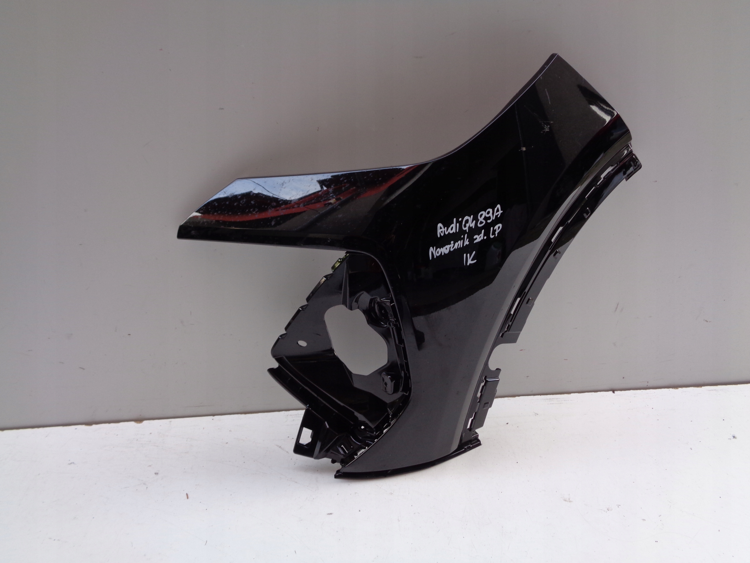 corner of a bumper left front AUDI Q4 89A