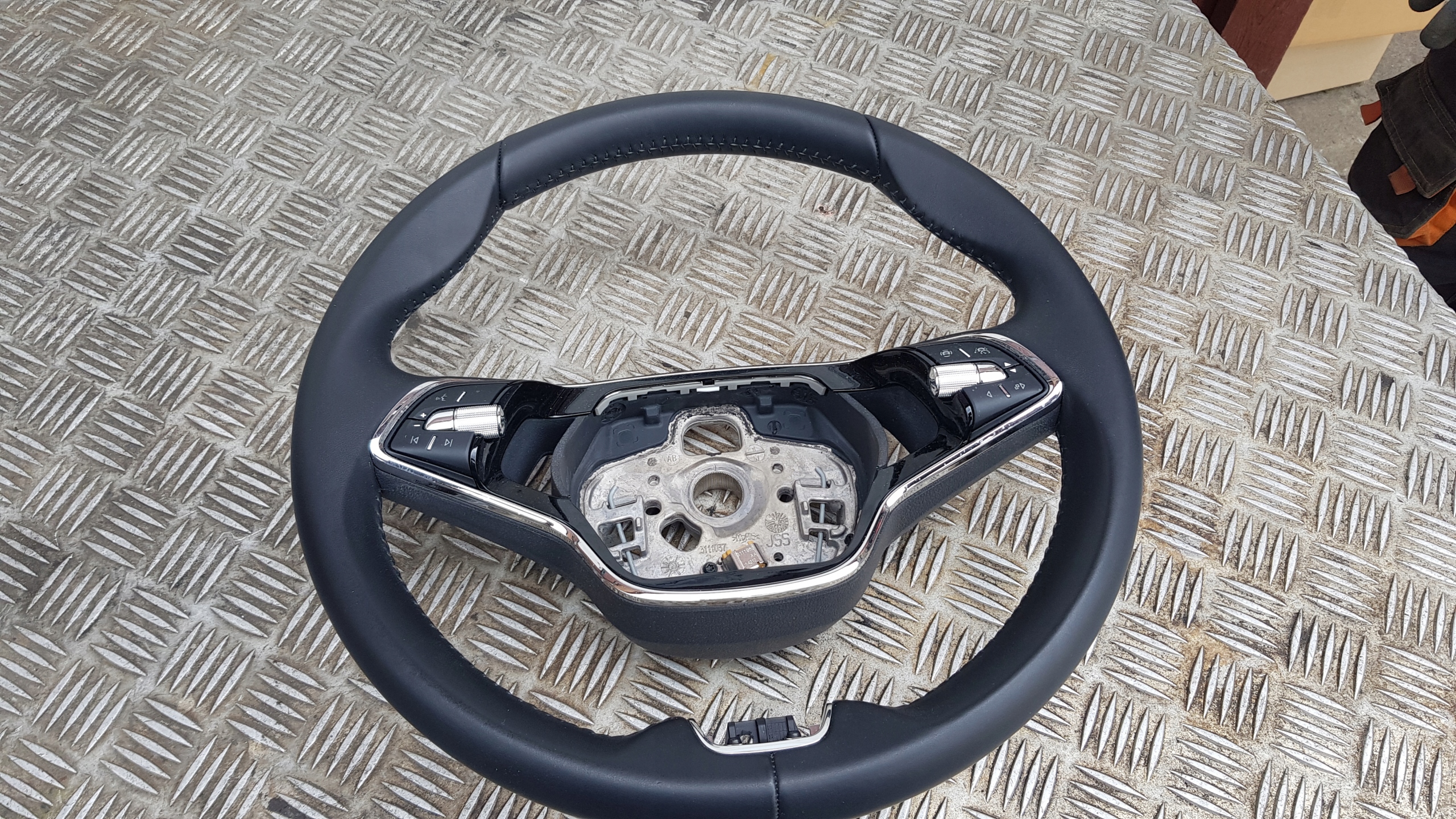OCTAVIA IV lenkrad Leder LADNA PRZYCISKI MULTI 5E3419093AA 5E3959542B