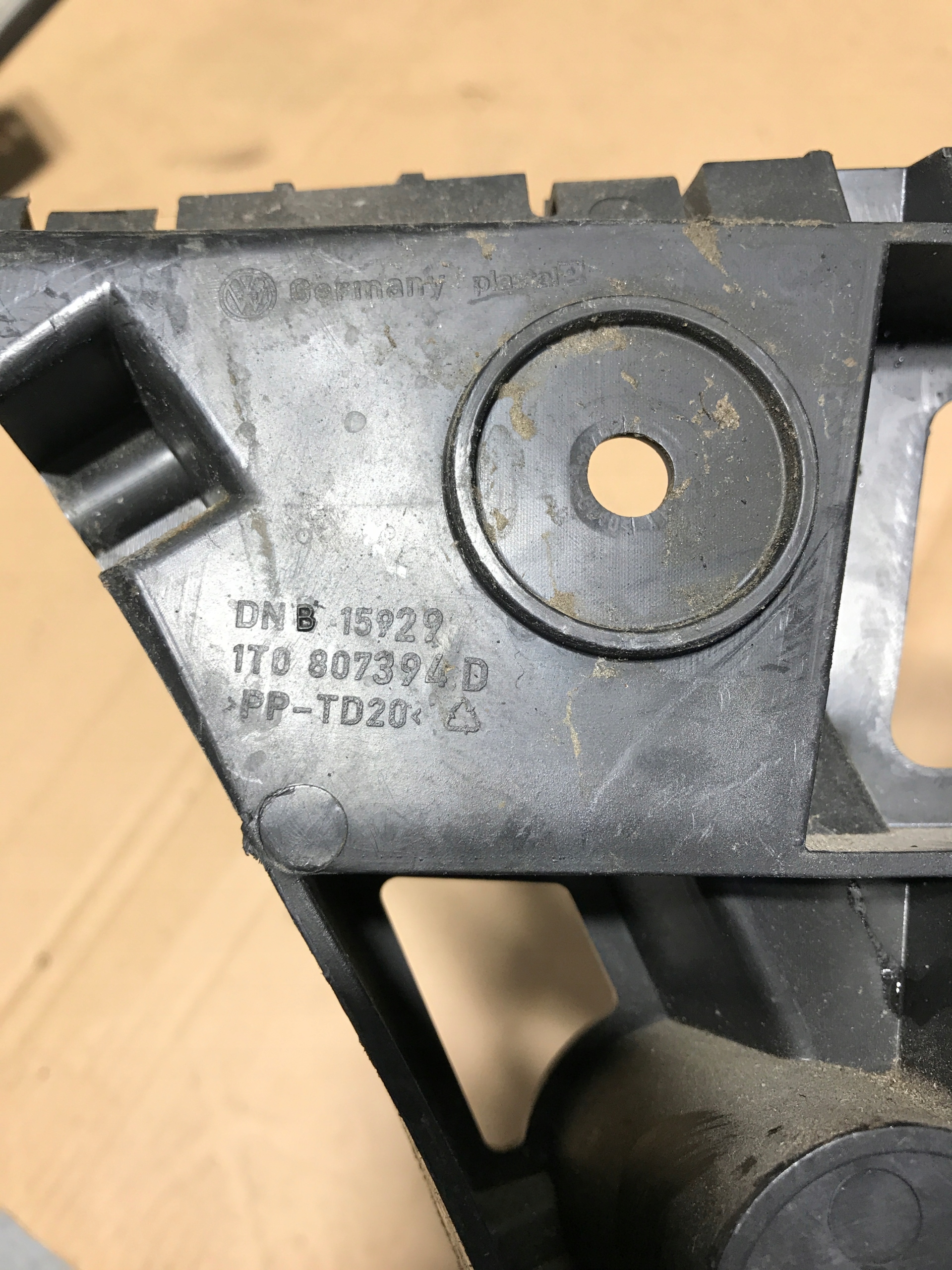 bumper bracket right rear part VW TOURAN 1T0807394D