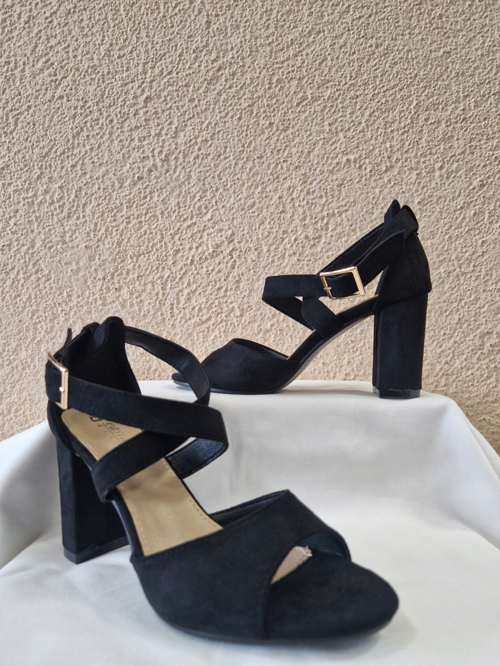 SANDAŁKI CZARNE ZAMSZOWE NA SŁUPKU Z PASKAMI NA KRZYŻ SEASTAR R.41 Kod producenta M363