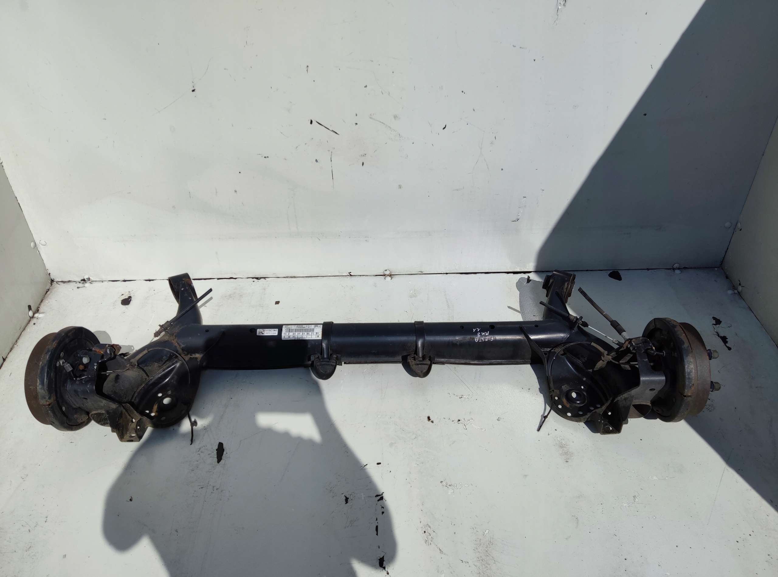 FORD FIESTA MK8 5D OŚ BELKA ZAWIESZENIA TYŁ TYLNA BĘBNY