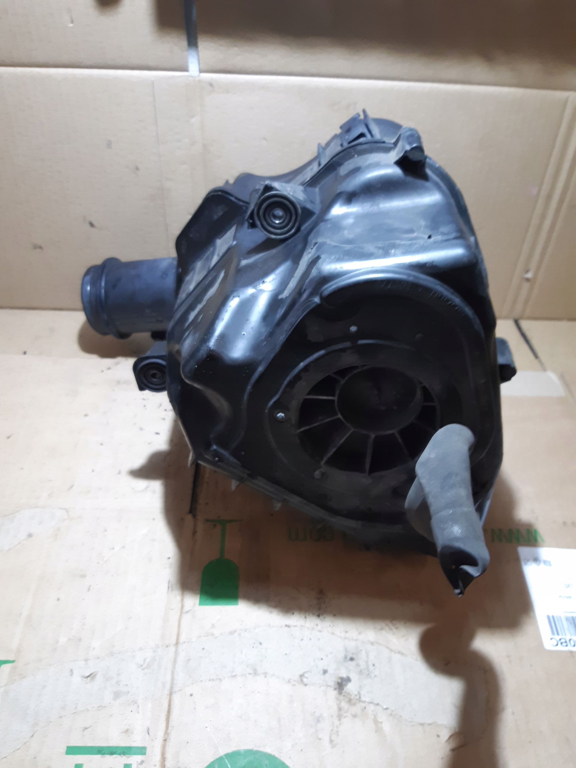 AUDI A8 D3 3.0 TDI cover of a filter, air 059133823E