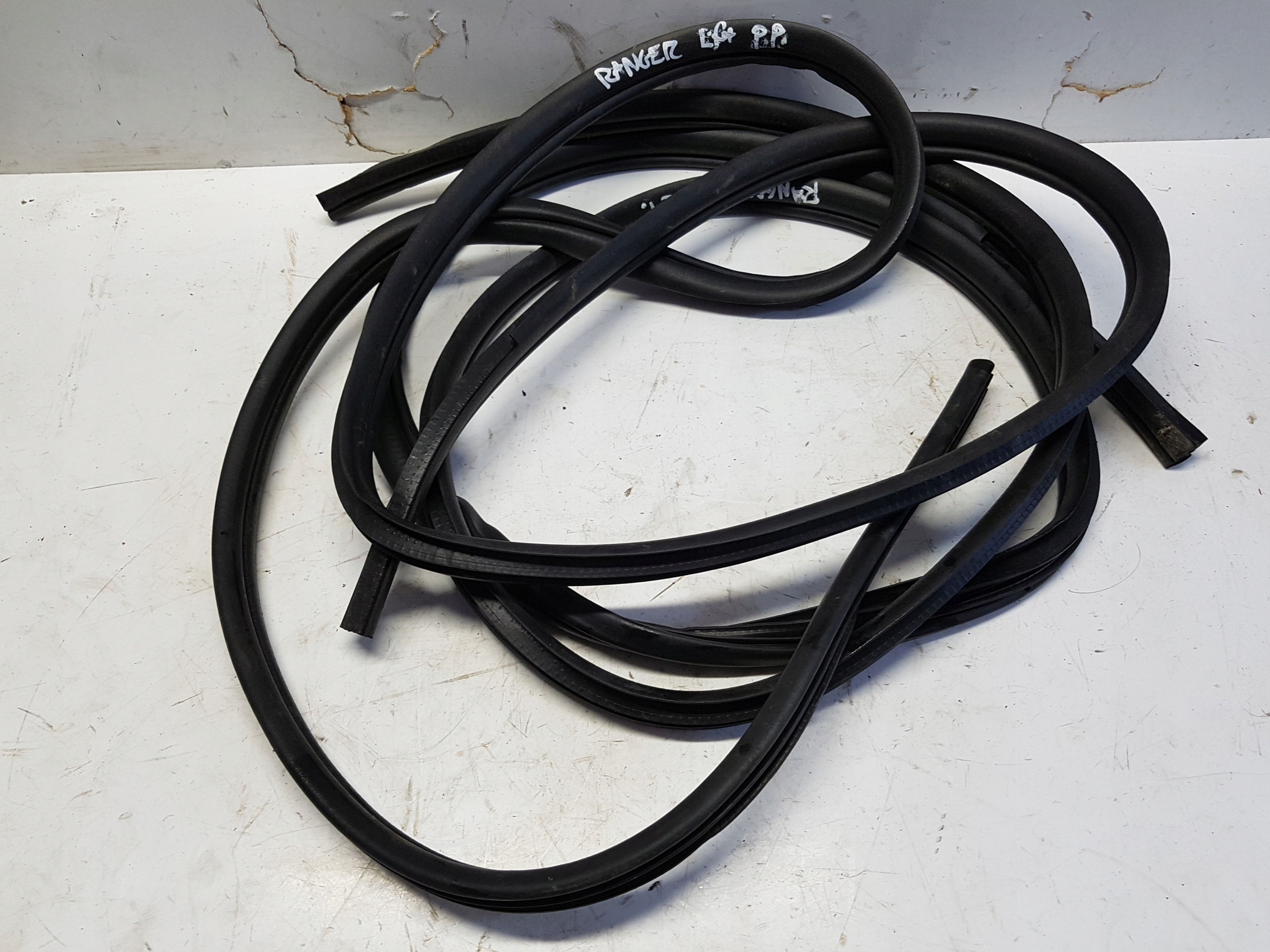 FORD РЕЙНДЖЕР IV В 2021 УПЛОТНИТЕЛЬ ПРАВА ЛЕВА