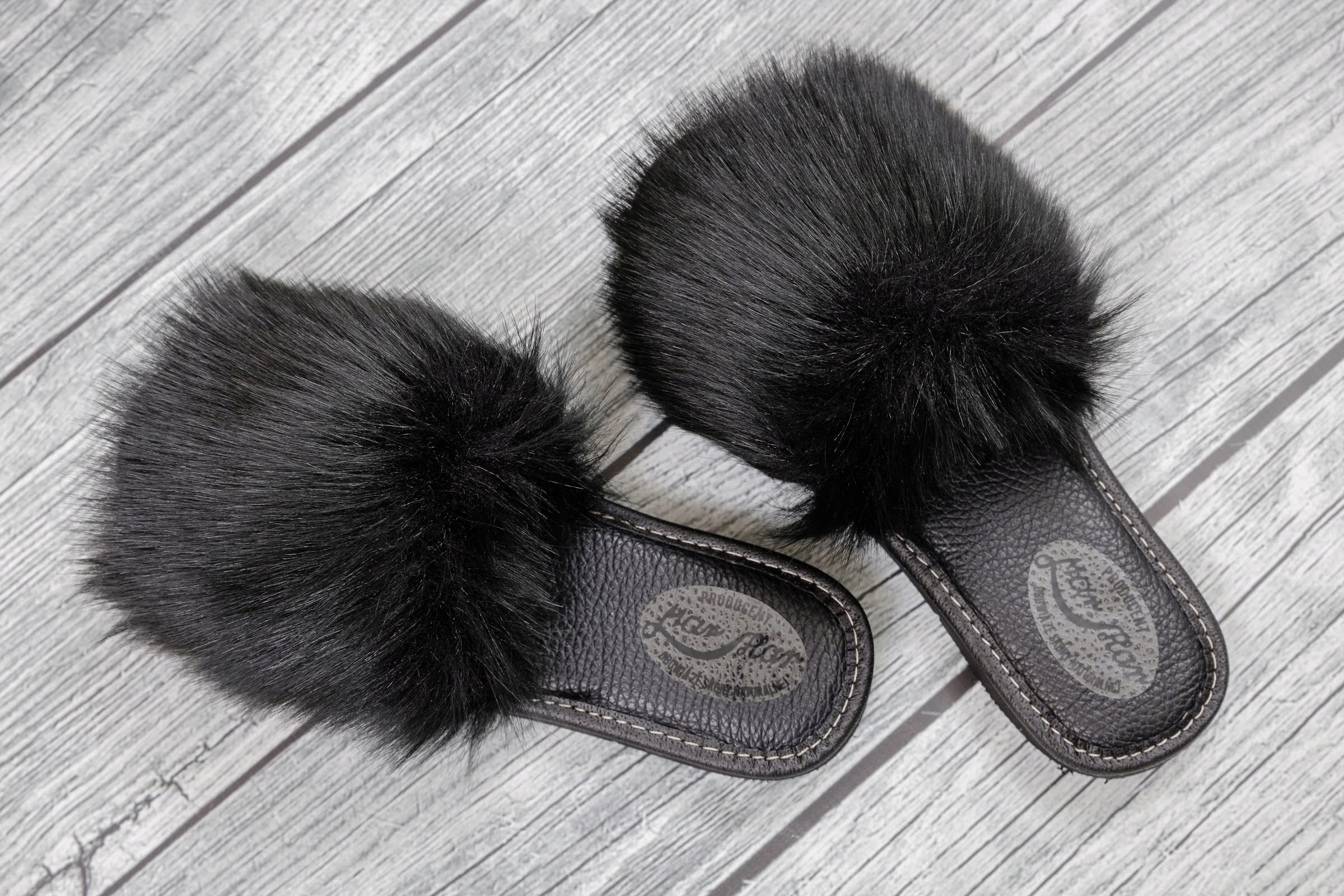 CZARNE KAPCIE DAMSKIE PUSZKI FUTRZAKI KLAPKI CIAPY Kolekcja Lato 2020