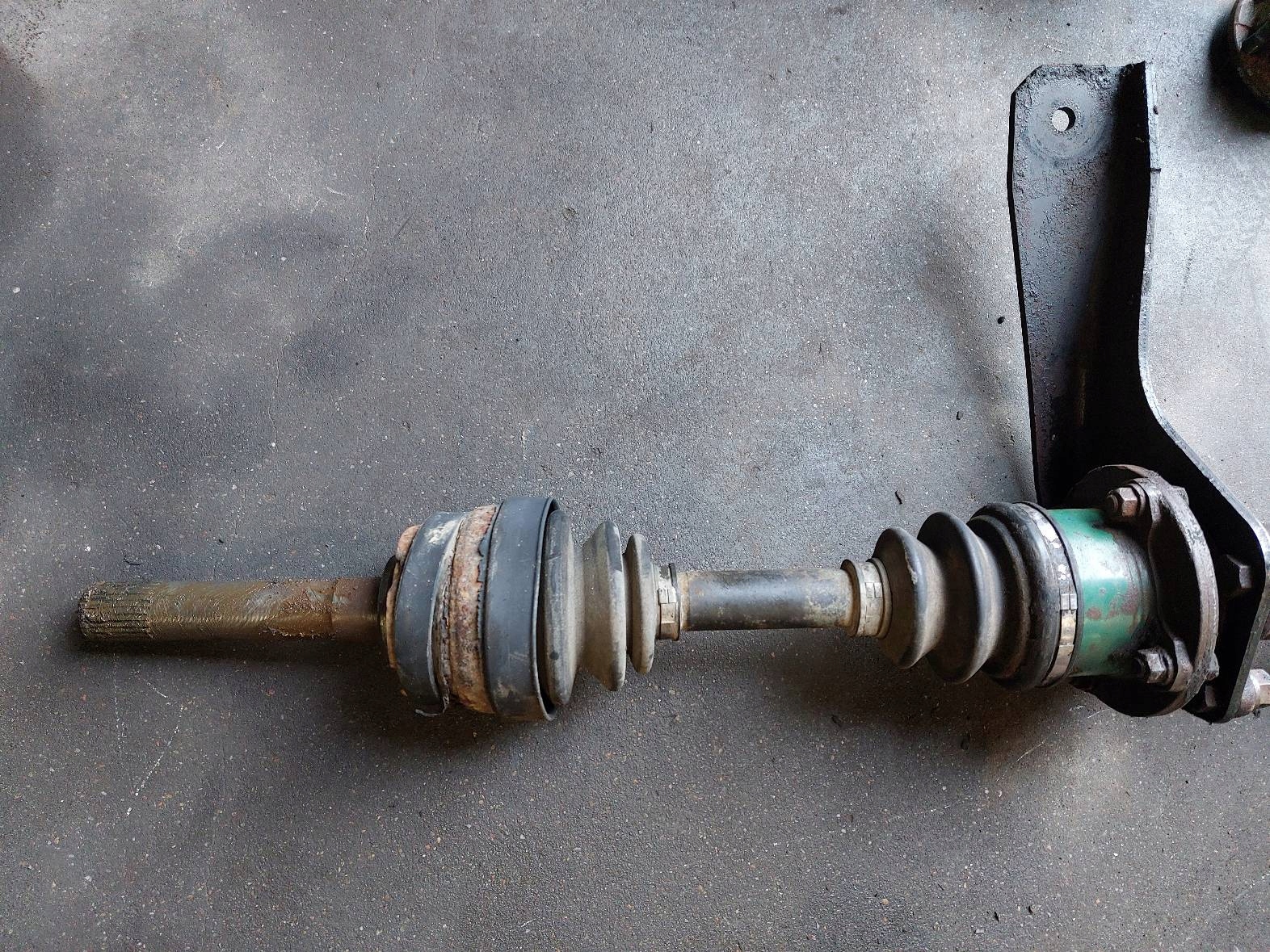 semi-axis left front MITSUBISHI PAJERO and 2.5 TD