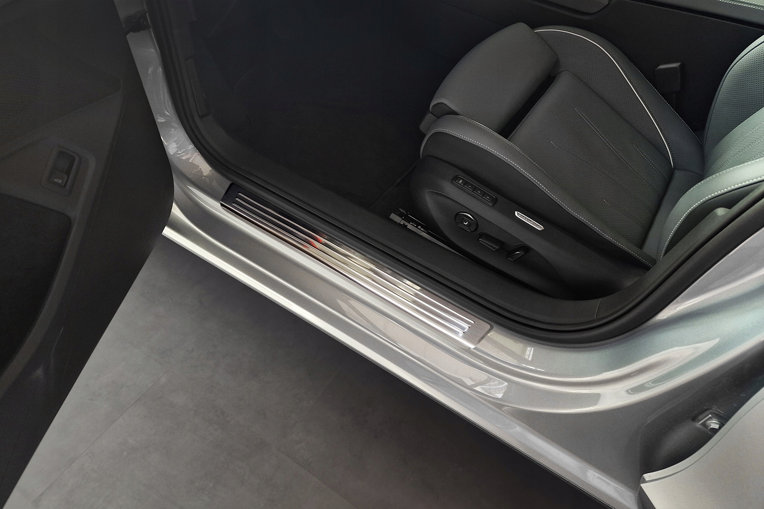 VW PASSAT B9 VARIANT / R-LINE /HYBRID 2024- NAKŁADKI LISTWY PROGOWE PROGI Producent Avisa