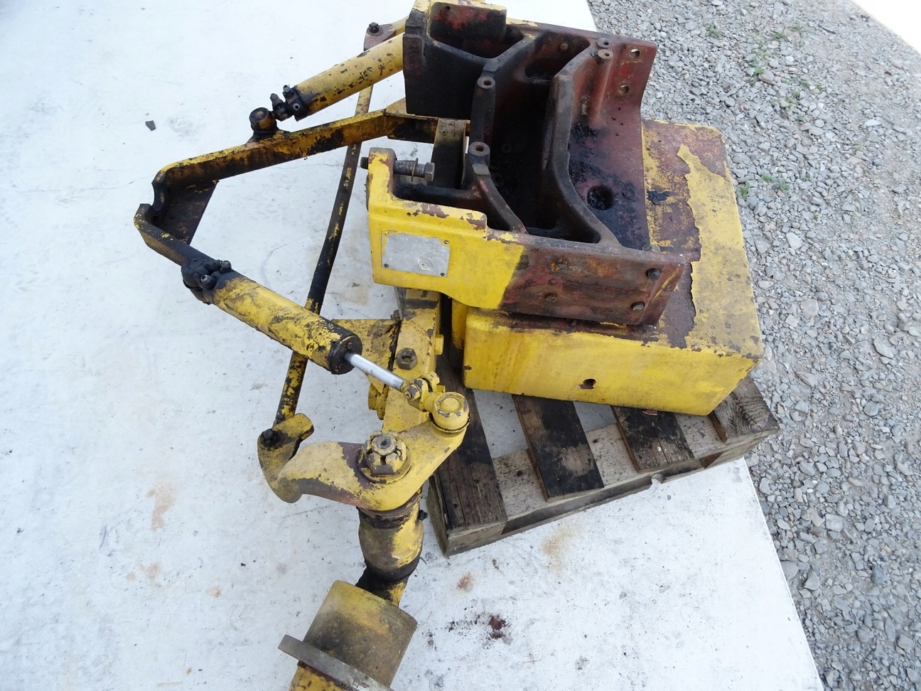 OŚ PRZEDNIA CASE IH 580 B 3081CM3