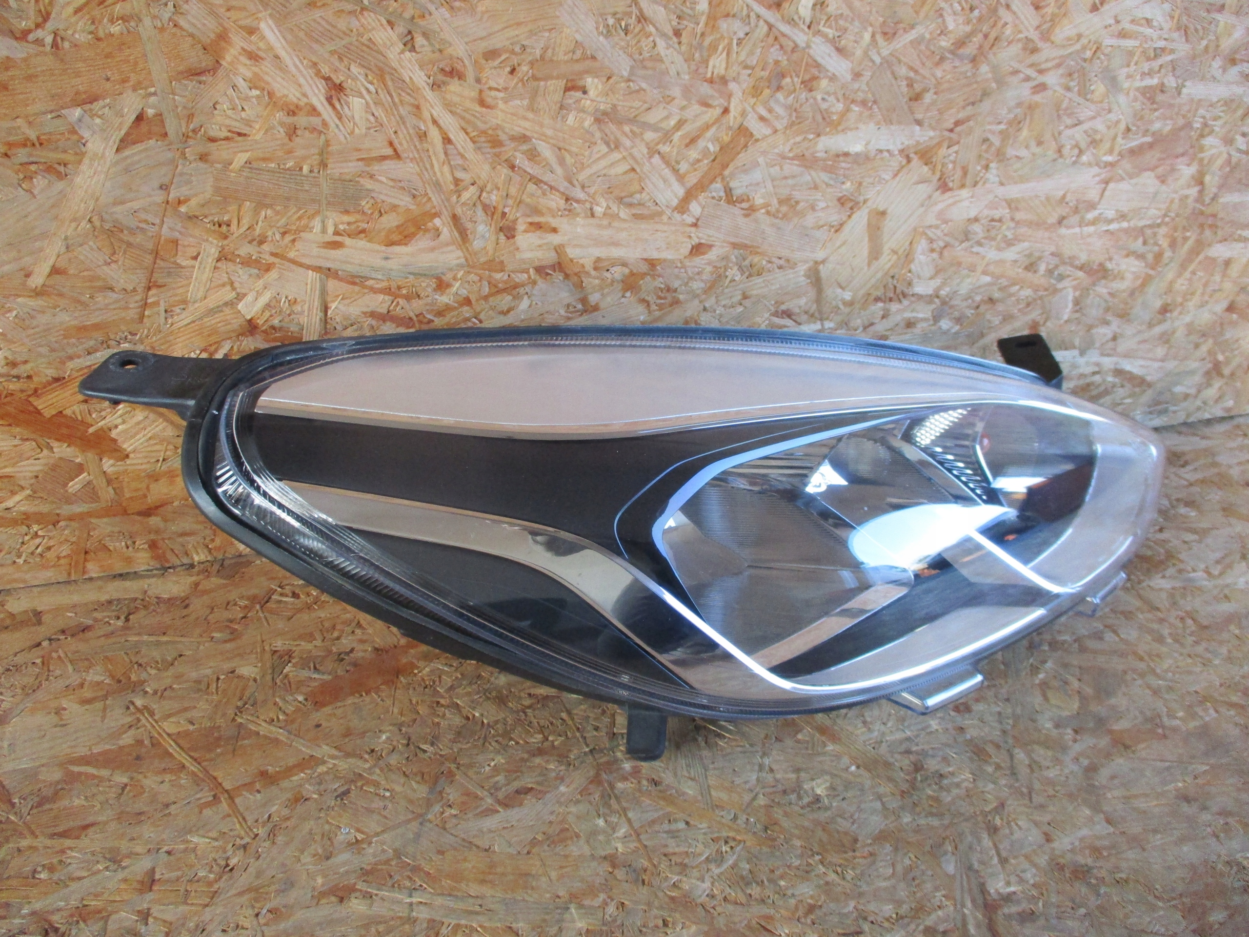 REFLEKTOR light right FORD FIESTA MK8