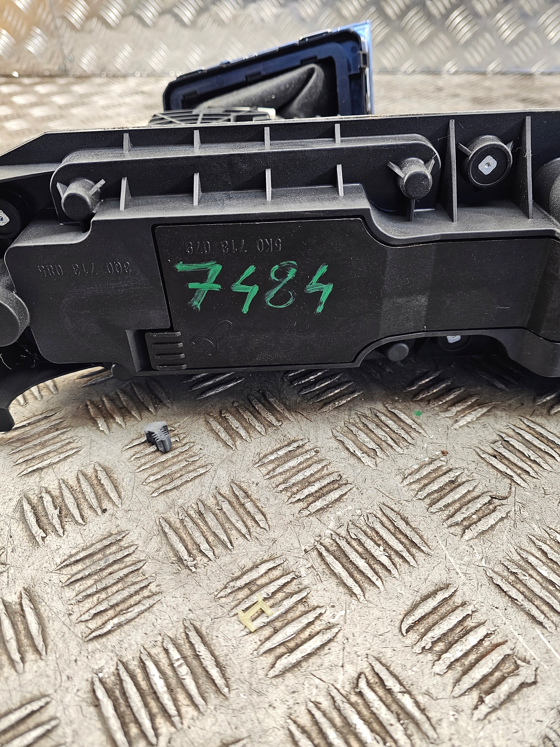 Volkswagen PASSAT B8 2016 gear lever changes of the gear / upper