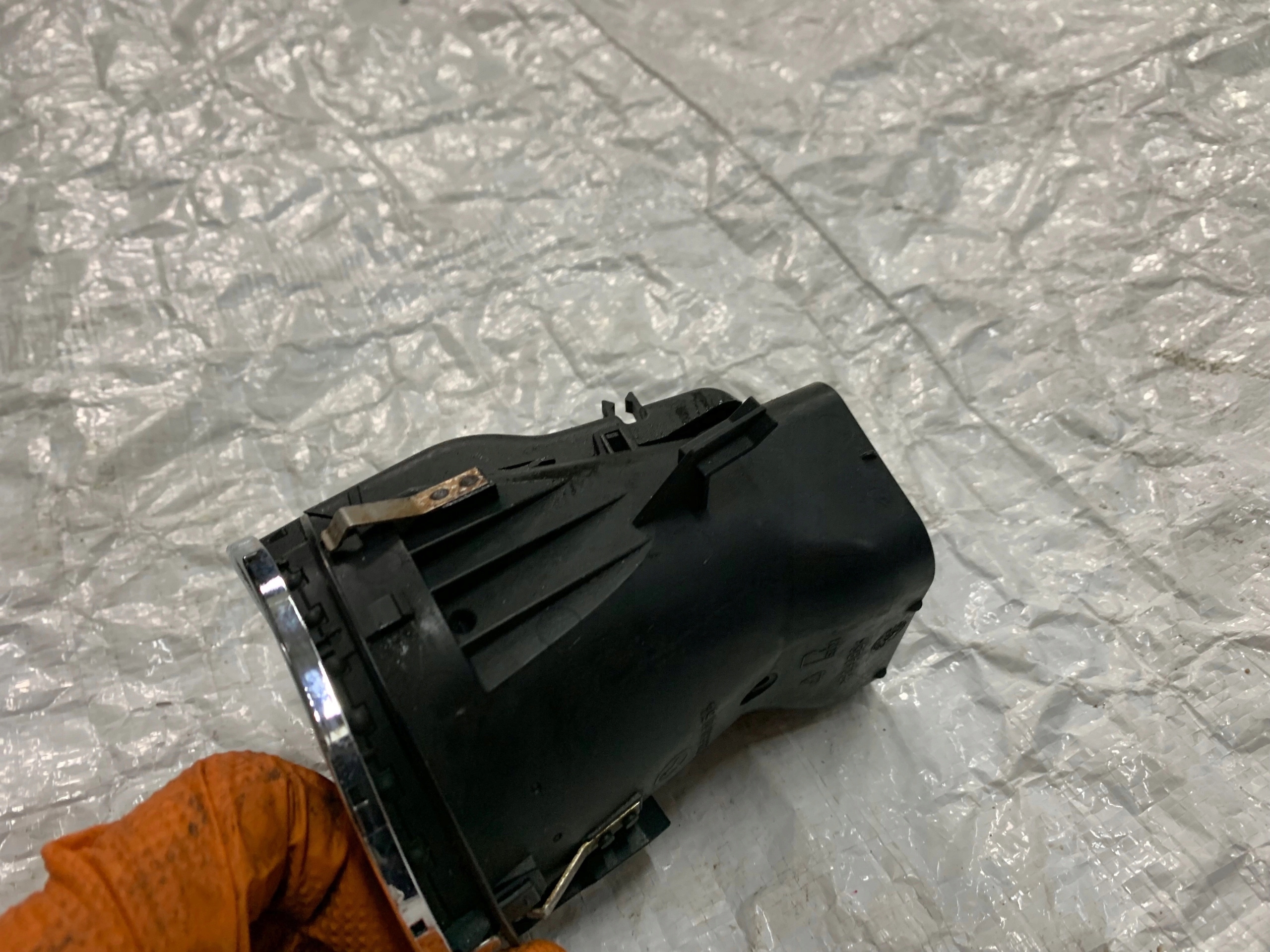 grid air conditioning devices left MERCEDES CLS W219 A2198300154