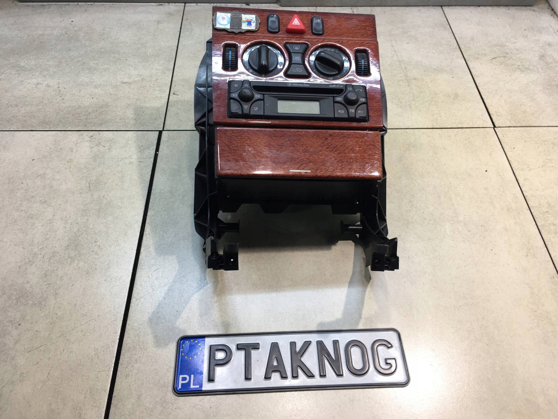 Панель вентиляційного отвору кондиціонера радіо W210 2106890016