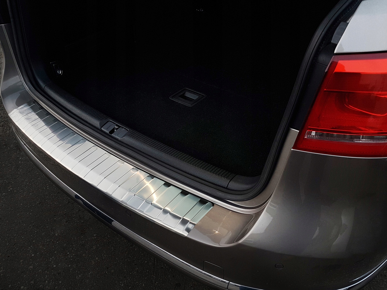 VW PASSAT B7 KOMBI NAKŁADKA LISTWA NA ZDERZAK Strona zabudowy tył