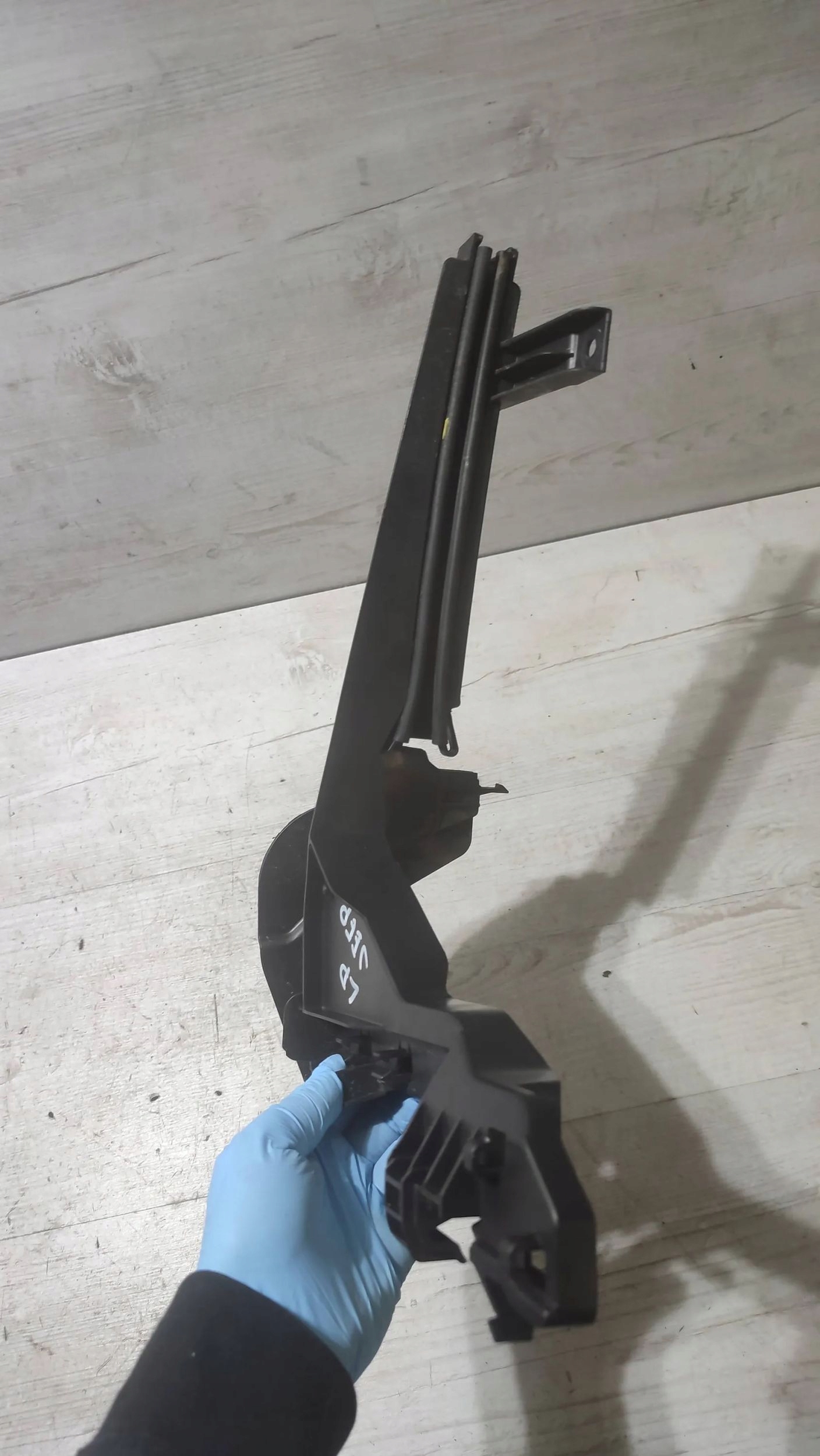Jeep Cherokee 2015 front left prowadnica windows left front