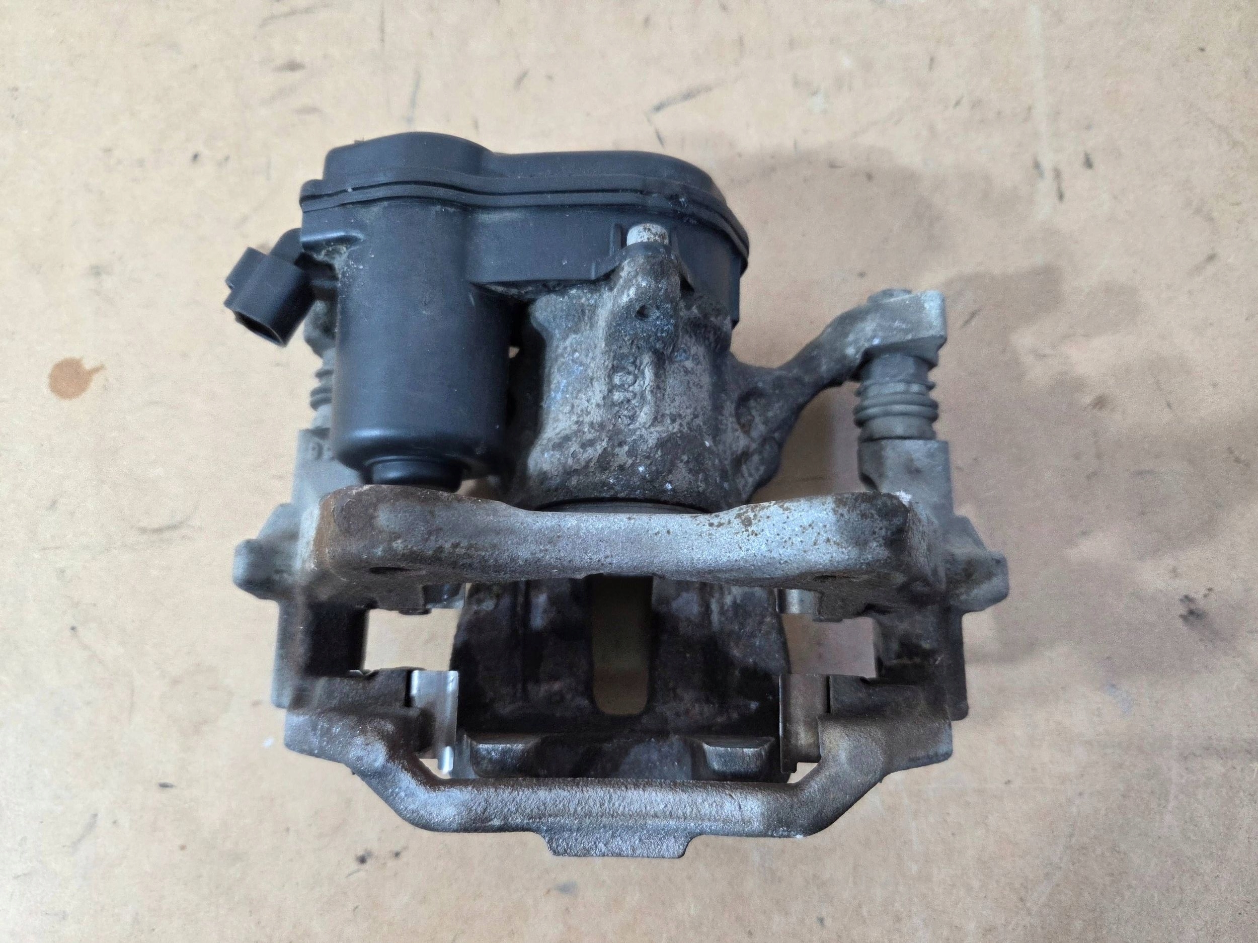 Toyota Corolla E210 caliper brake rear right (B825)