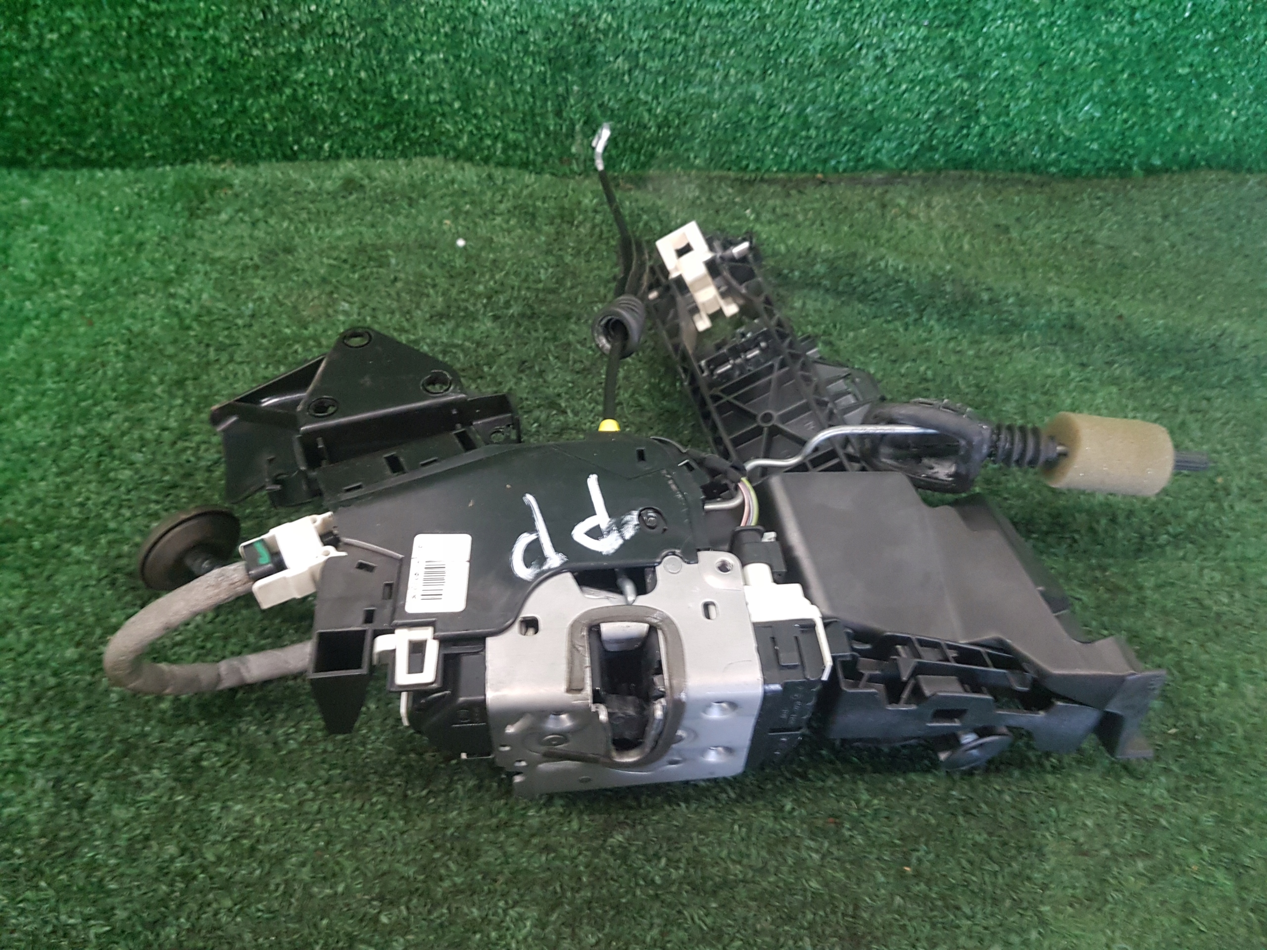 lock door right front MERCEDES W204 4 PIN A2047200635