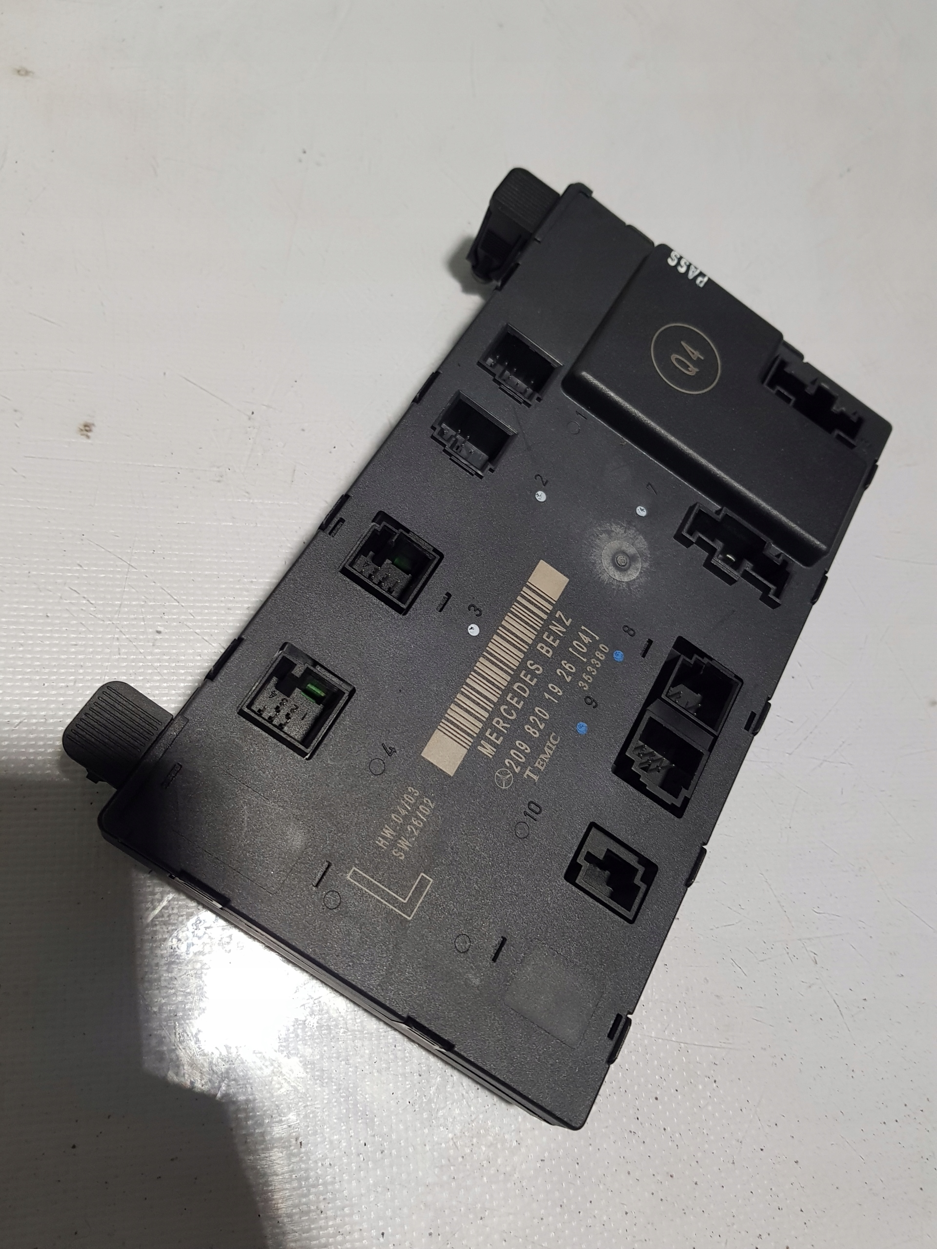 A2098201926 - MERCEDES CLK W209 модуль двері лівий 2098201926