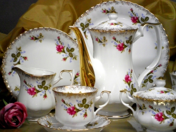 001 SPODEK 17 cm IWONA CHODZIEŻ MALCER PORCELANA Kolor biały