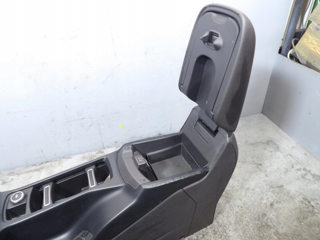 FORD C-MAX II LIFT TUNEL media
