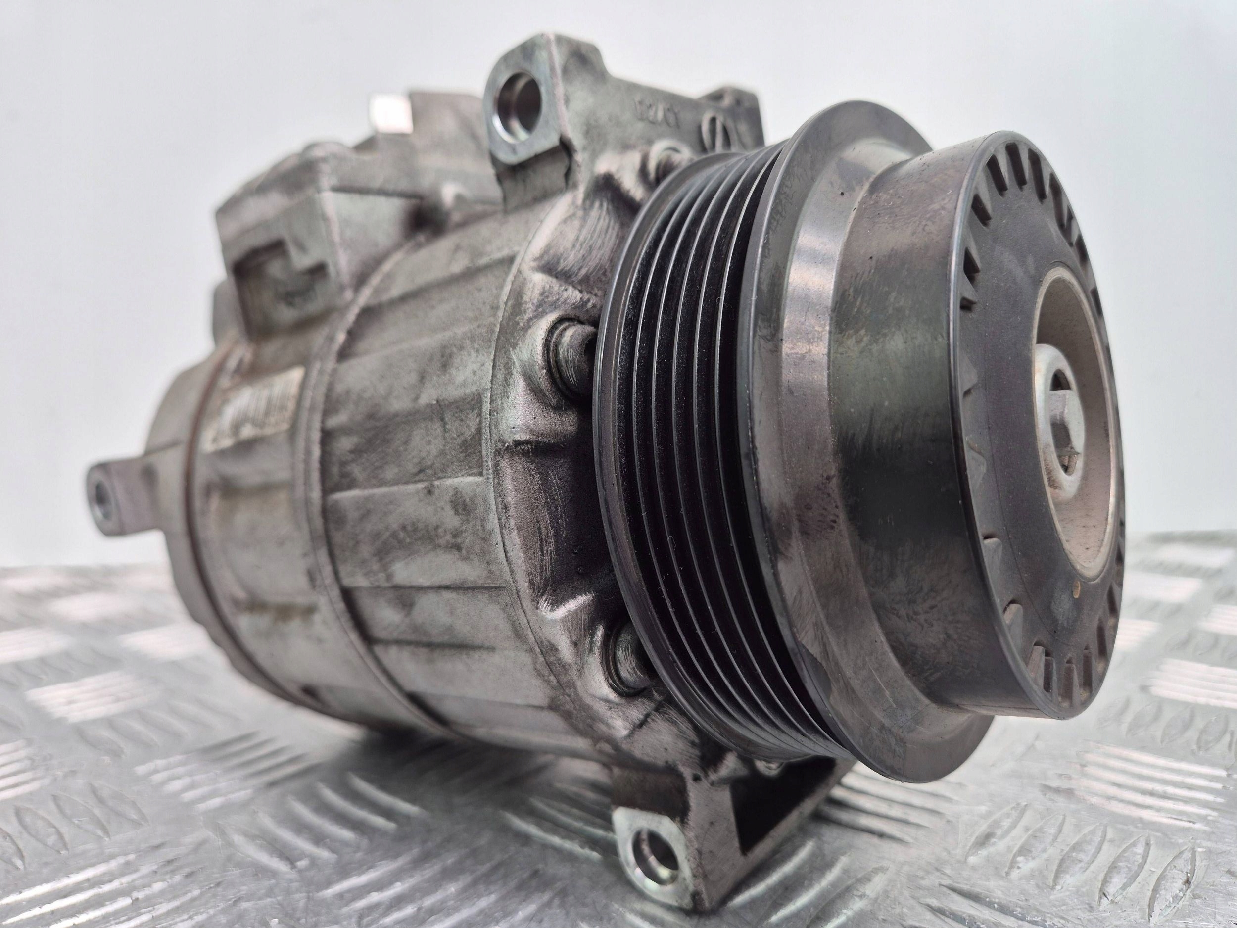 Mercedes E250 CGI W212 compressor; compressor of the air conditioning A0022304511