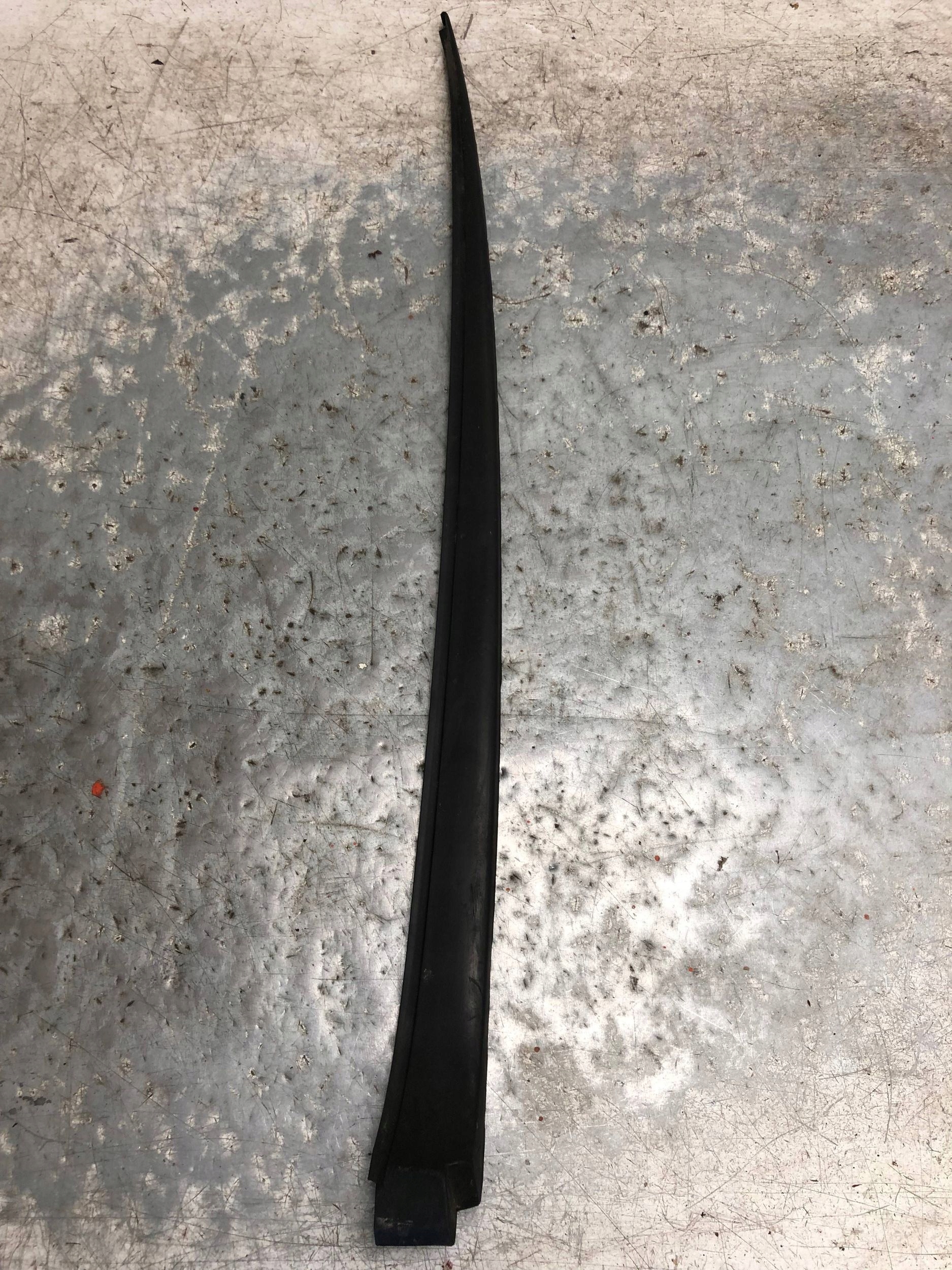 moulding windows CZOLOWEJ left front VW GOLF V plus 5M0854327D