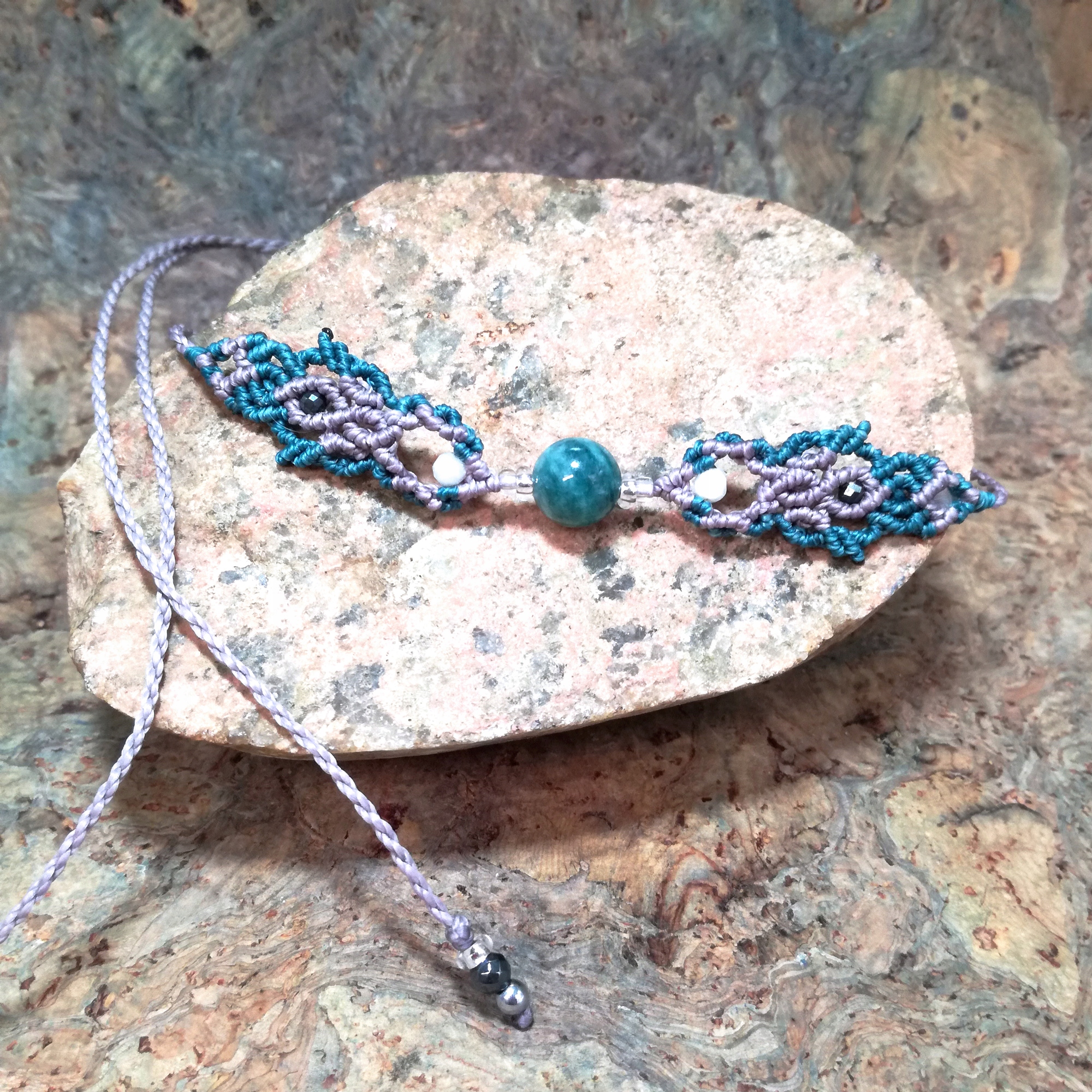 Mořský Gacek akvamarín v makru choker mikro makramé