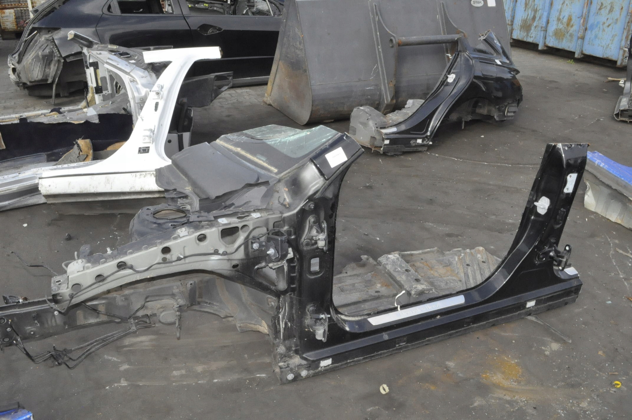 КЛА W117 X117 СТОЙКА ПОРОГ ЛЕВЫЙ ЧЕТВЕРТЬ ЛЕВА ПЕРЕД