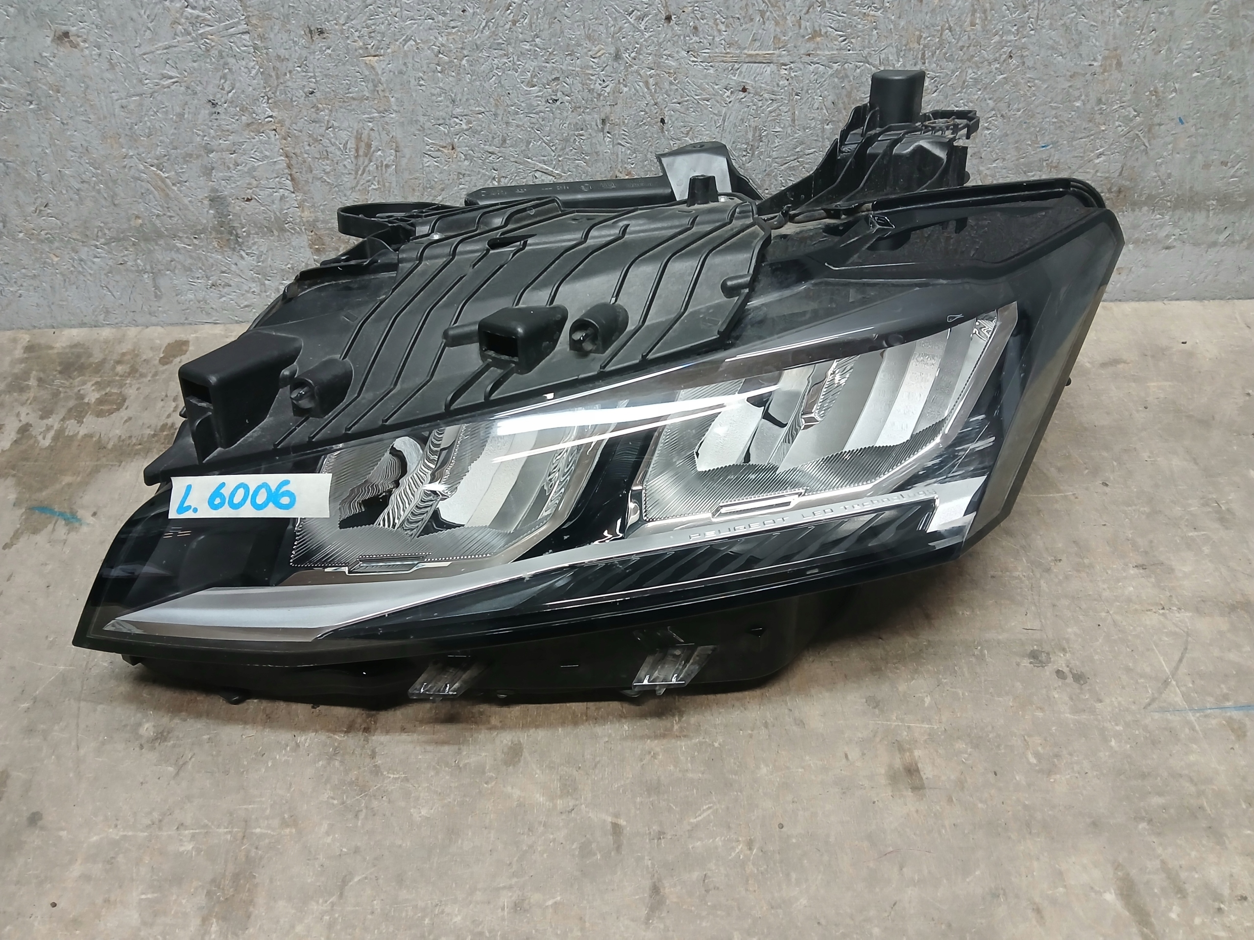 light front left PEUGEOT 308 T10 III 3 21- LED 9851673380-00