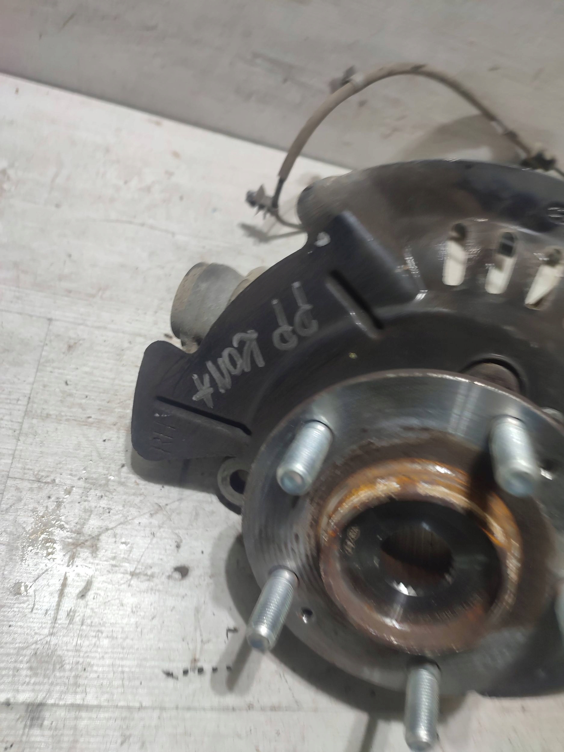 Hyundai Kona and 2018 front side right swing wheels of the front