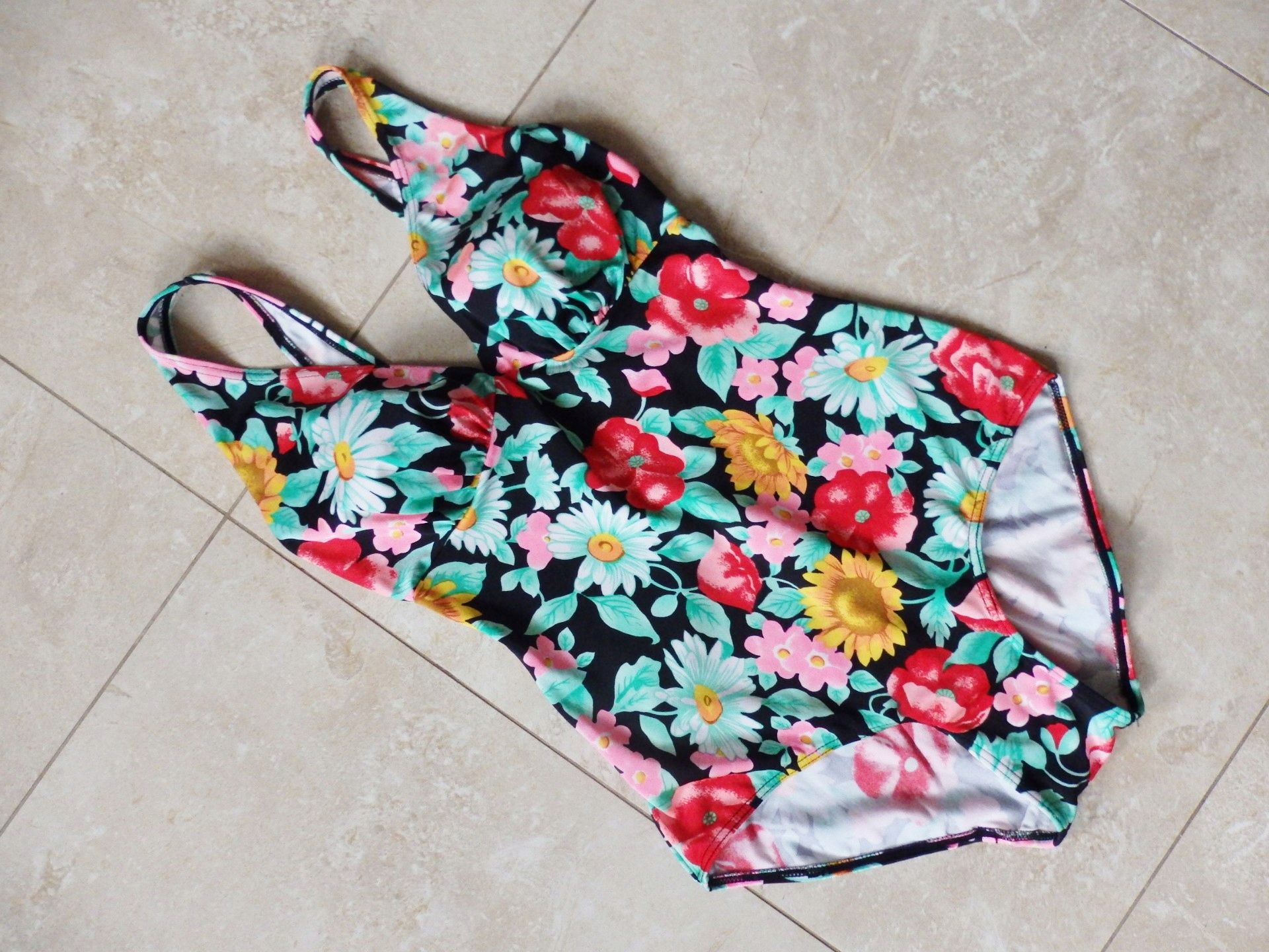 KOSTIUM KĄPIELOWY JEDNOCZĘŚCIOWY W KWIATY R. 44 Kod producenta 1111