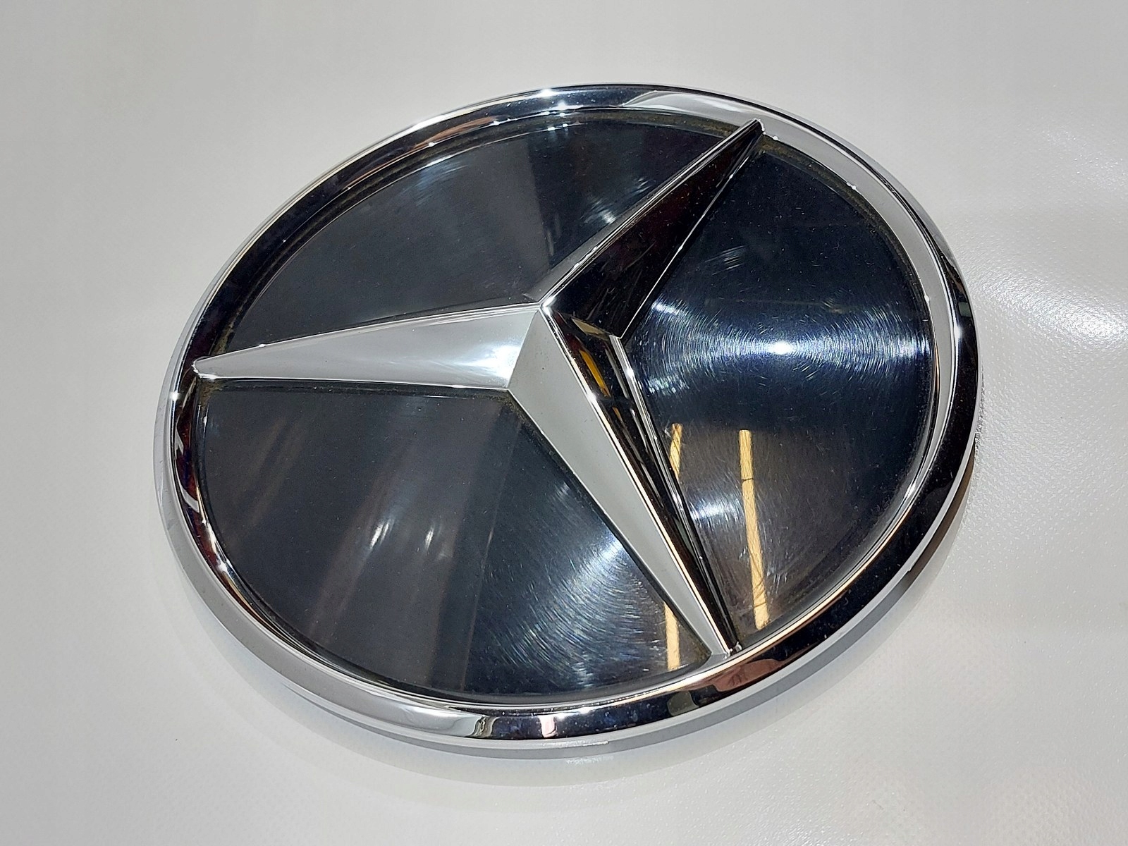ZNACZEK EMBLEMAT LOGO MERCEDES A0008883100 Stan opakowania zastępcze