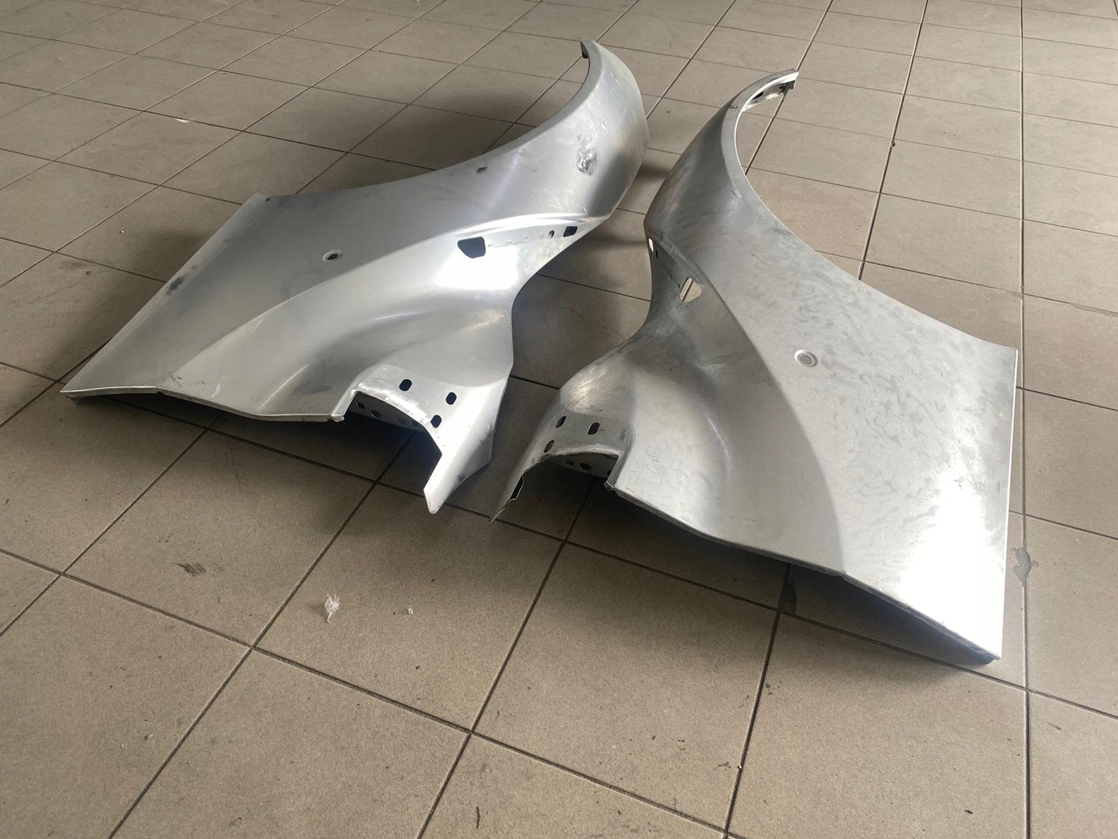 FERRARI F12 BERLINETTA BŁOTNIK PRZÓD PRAWY R NOWY Typ samochodu Samochody osobowe