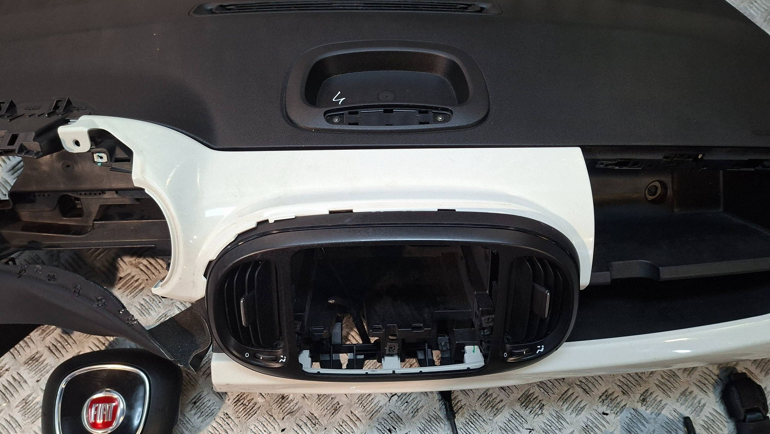 dashboard instrument panel airbags FIAT 500L 2012