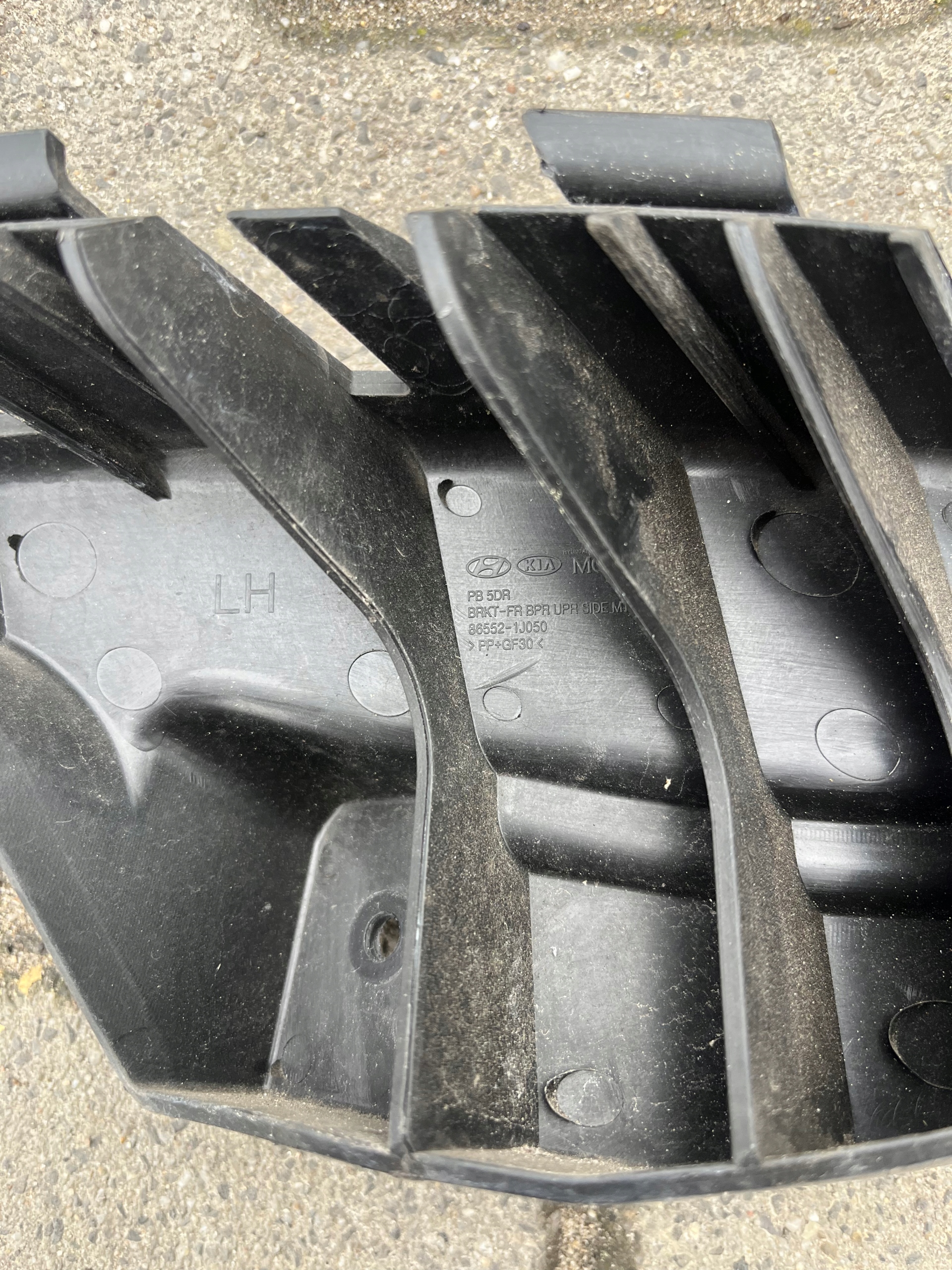 Hyundai I20 and 1.4 bumper bracket left front
