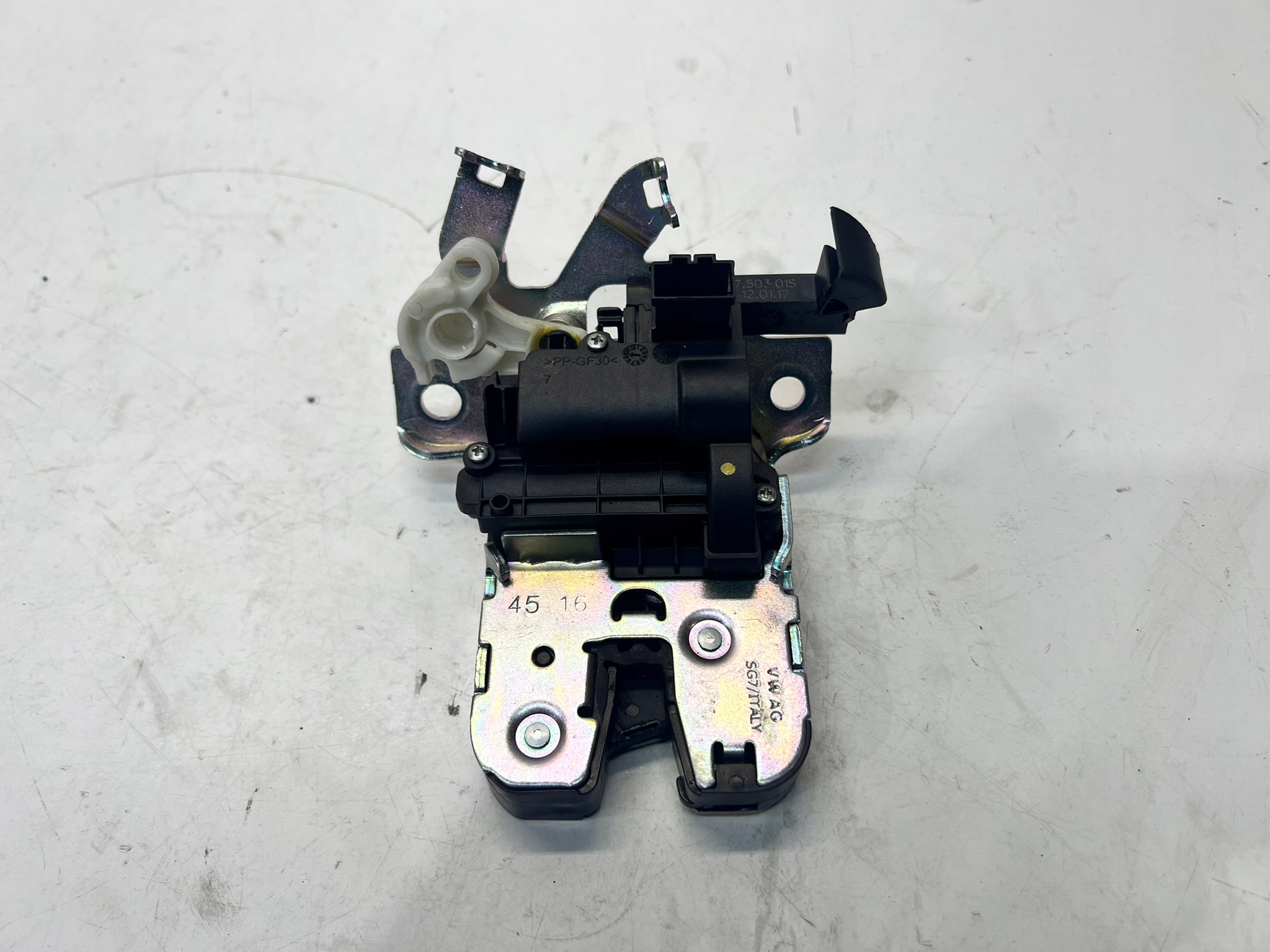 lock bonnet rear part AUDI A4 B9 A5 8W0827503