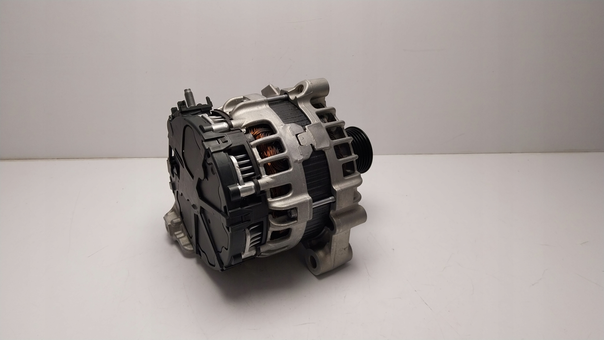 BMW 3 G20 G21 генератор 7102529