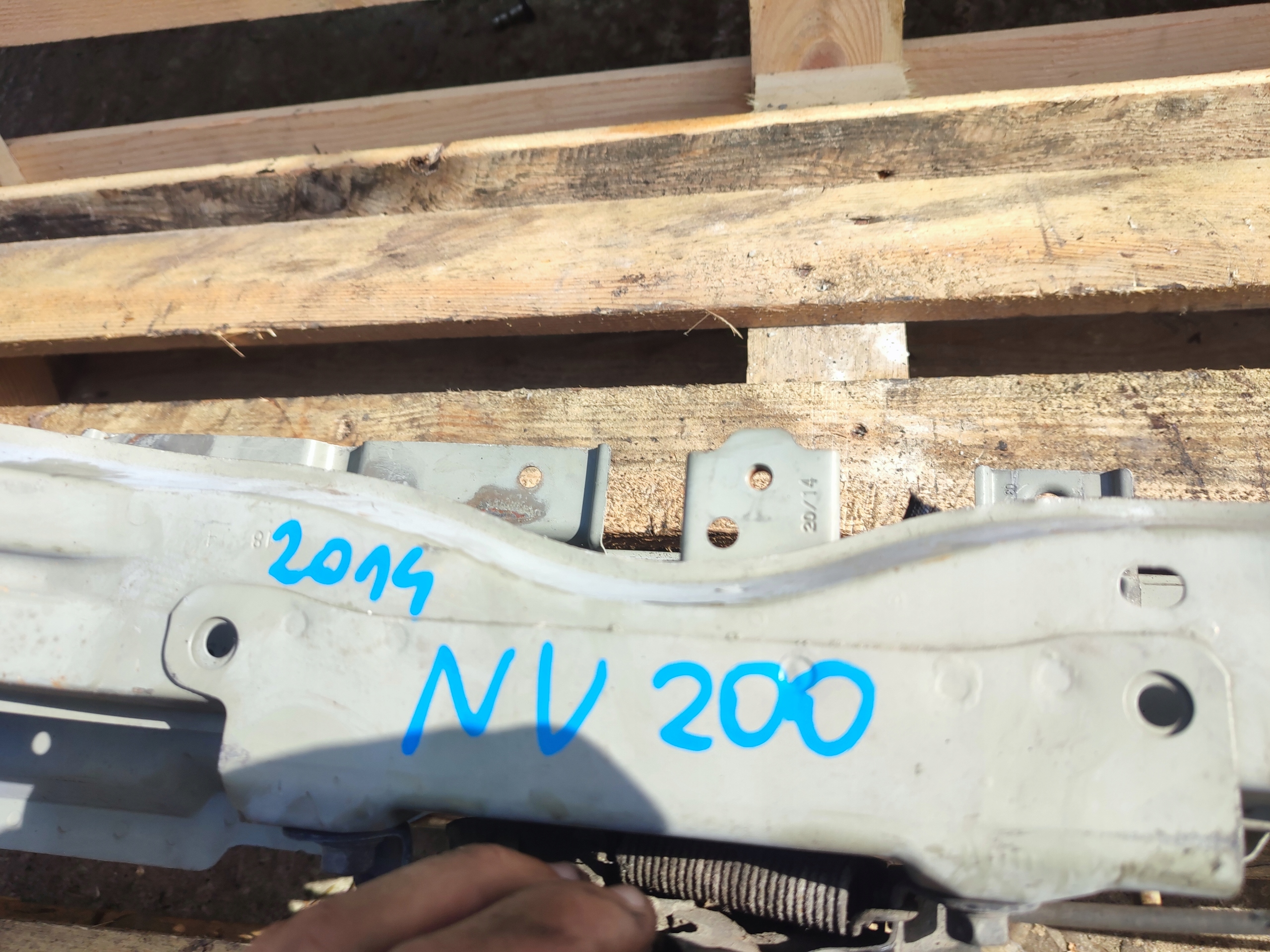 support panel for radiators upper pillar NISSAN NV200